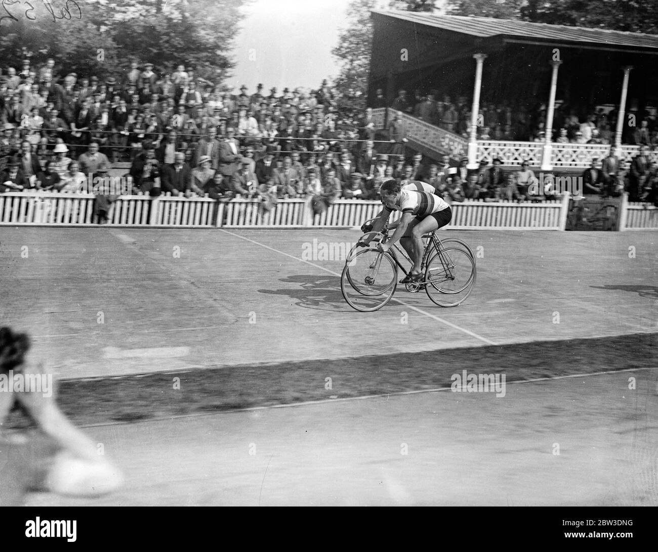 Toni Merkens d'Allemagne , le champion amateur de sprint . Toni Merkens ( caméra la plus proche ) bat D S Horne de Grande-Bretagne en fin de course à l'invitation sprint à la rencontre des champions , Herne Hill Track , Londres . 7 septembre 1935 Banque D'Images