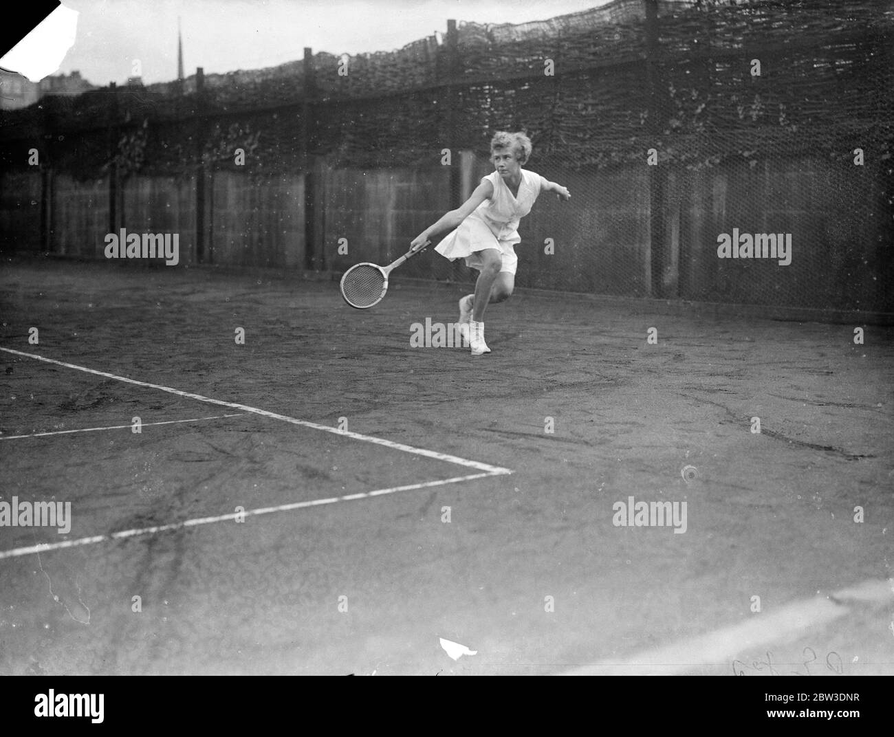 Le tournoi de tennis du Cumberland Club est ouvert . Saison dure de l'automne . Mlle E K Morris en jeu . 16 septembre 1935 Banque D'Images