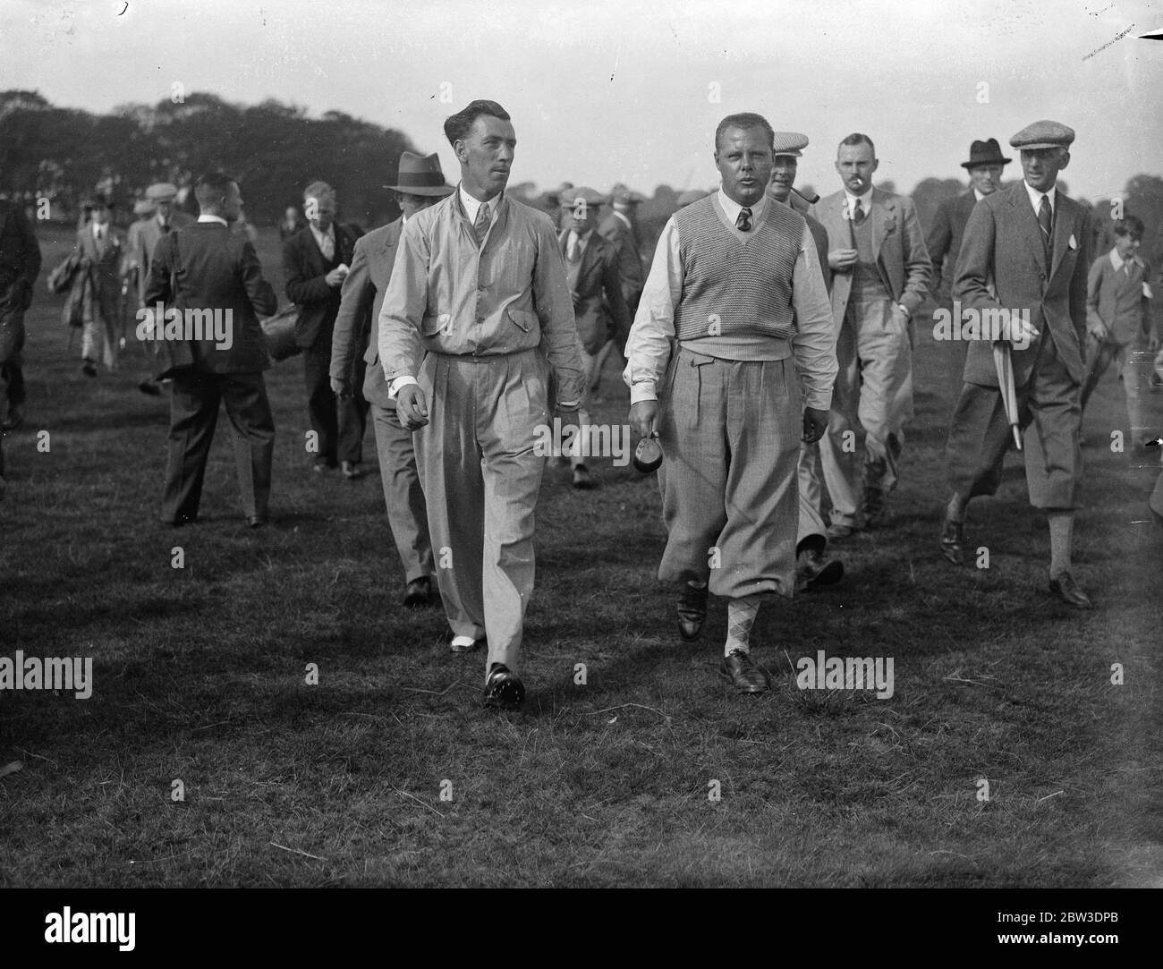 Alliss et Padgham se rencontrent en finale du tournoi de £1,250 . Padgham (à gauche) et Alliss marchant sur le parcours. 13 septembre 1935 Banque D'Images