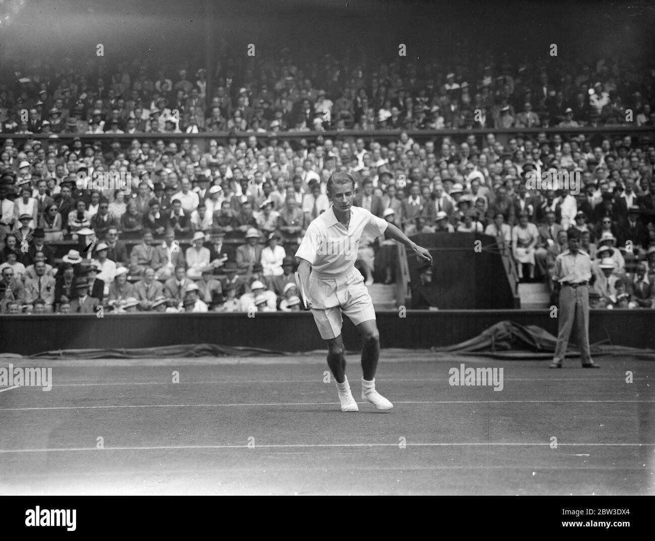Le défi de la coupe Davis entre la Grande-Bretagne , les détenteurs et l'Amérique a été ouvert à Wimbledon quand Bunny Austin de Grande-Bretagne ( vu ici en jeu ) joueur Wilmer Allinson de l'Amérique en solo . 27 juillet 1935 Banque D'Images