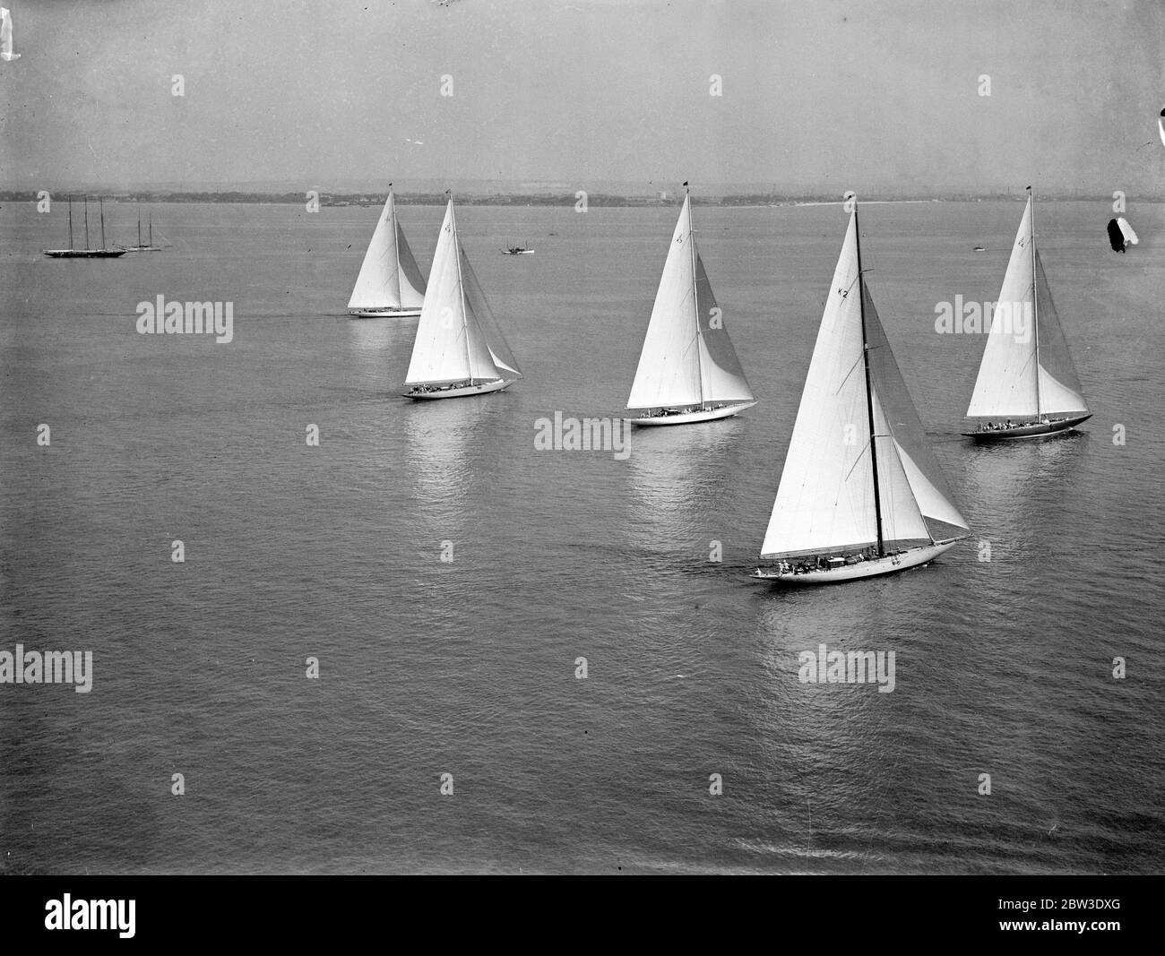 Le yacht du roi, vieux d'un demi-siècle, Britannia, concourait contre le yacht américain de classe J de 5 ans, Yankee, et d'autres yachts célèbres , lorsque les courses du Royal Thames Yacht club ont eu lieu de Ryde sur l'île de Wight . Photos , de gauche à droite Yankee , Sharock , Velsheda , Astra et Endeavour . 31 juillet 1935 Banque D'Images