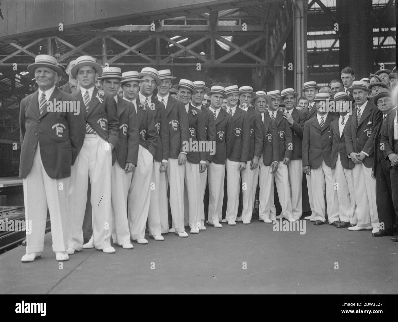 Les boxeurs amateurs britanniques quittent Londres pour New York . L'équipe britannique de 14 boxeurs amateurs pour affronter les gants d'or de New York quittant la gare de Waterloo sur le bateau à train Majestic . Ils ont été vus de par Sir Harry Preston . 27 juin 1935 Banque D'Images