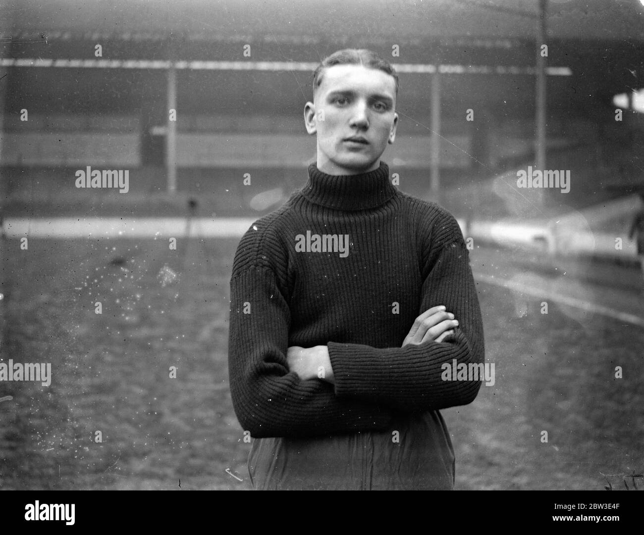 Percy Hooper , nouveau gardien de but de 6' Spurs , essaie sa pratique à White Hart Lane . 8 janvier 1935 Banque D'Images