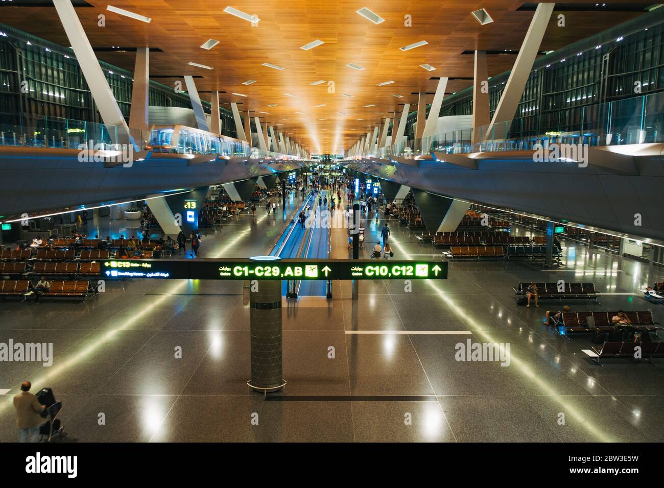En regardant vers le bas un long terminal vide à l'aéroport international de Hamad, Doha, Qatar Banque D'Images