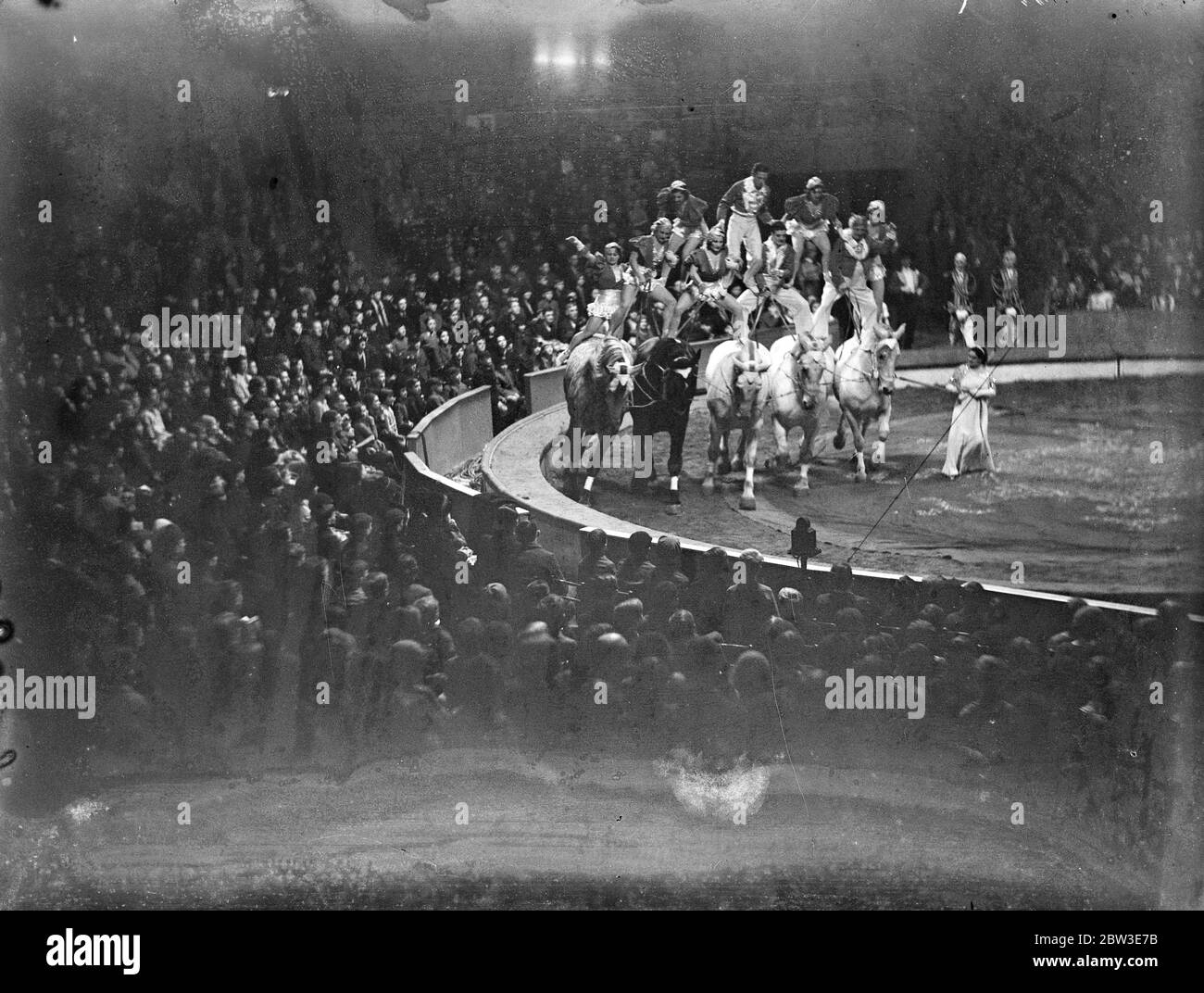 6,000 enfants pauvres ont été divertis à la répétition de la robe du cirque d'Olympia . 19 décembre 1934 Banque D'Images