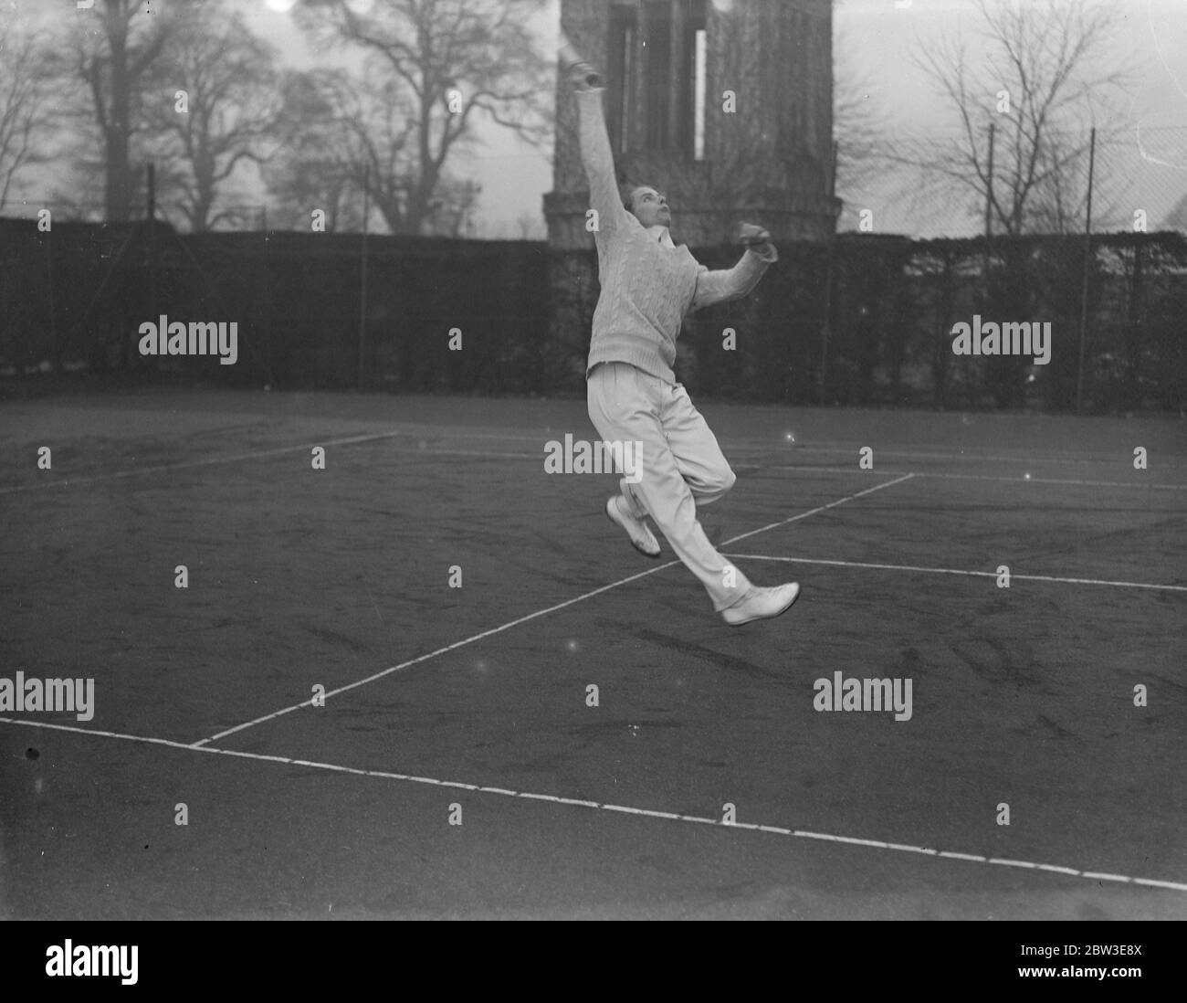 Bunny Austin pratique les matchs de la coupe Davis à Wimbledon . 8 février 1935 Banque D'Images