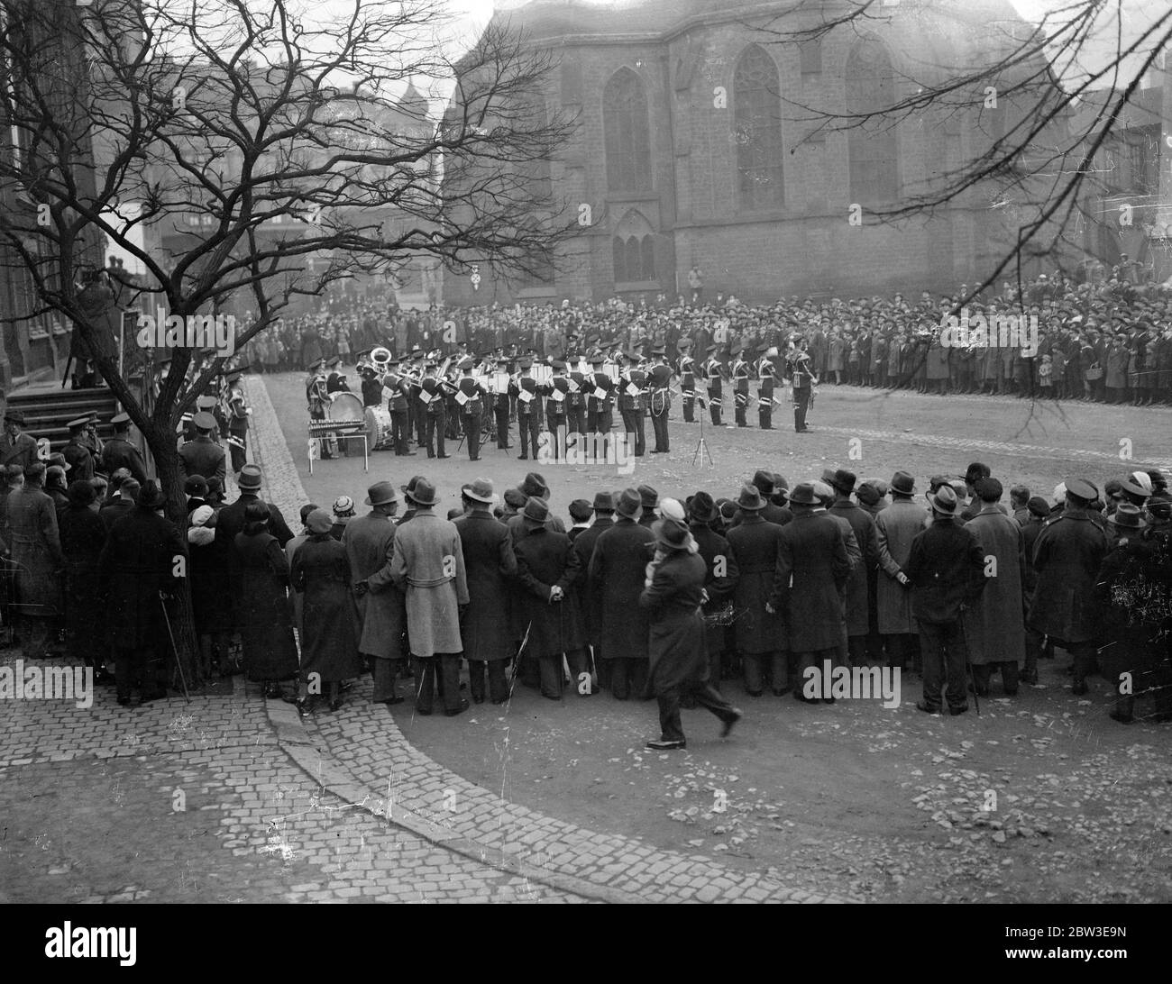 Hommes du 1er Bataillon du régiment Essex jouant au peuple de Neunkirchen sur la place du marché . 27 décembre 1934 Banque D'Images