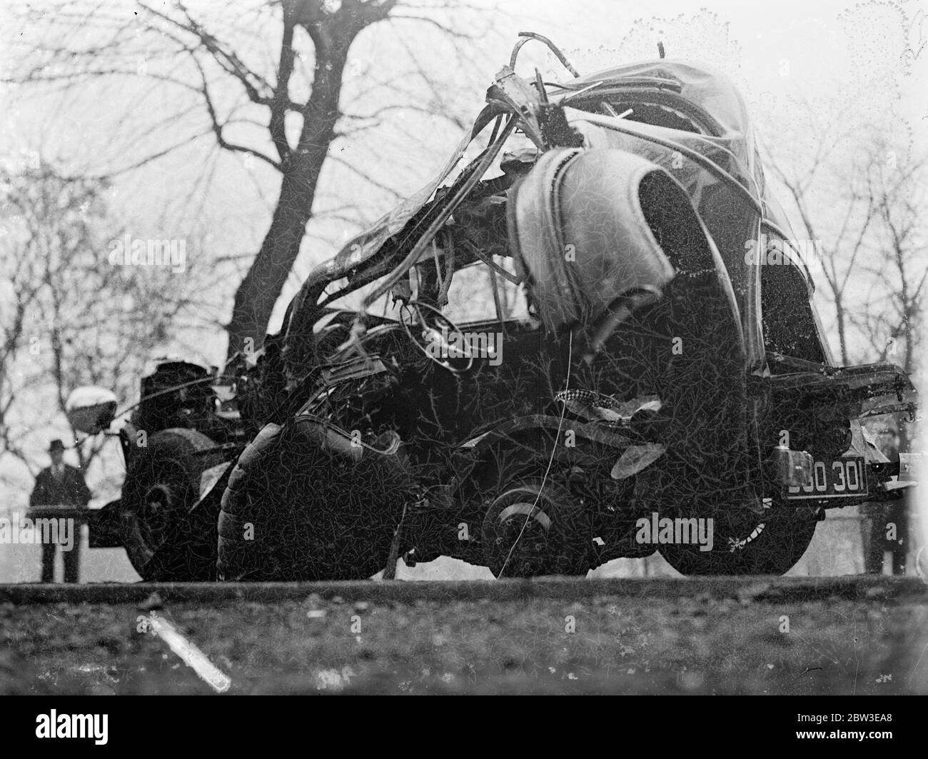 La voiture s'écrase dans les arbres à Tooting . 30 novembre 1934 Banque D'Images