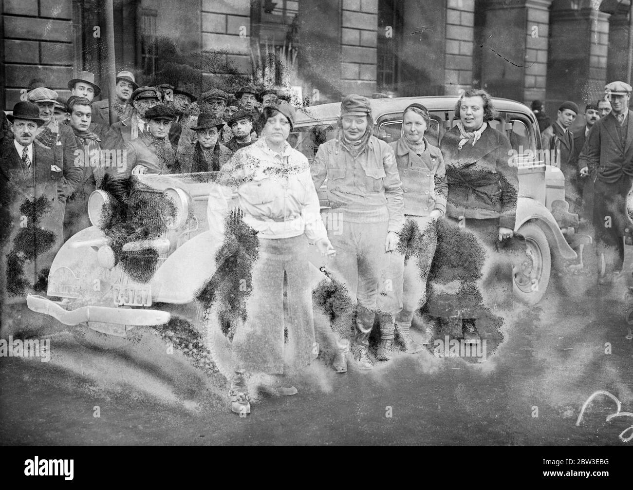 Femmes concurrents à Monte Carlo Rally enregistrement au poste de contrôle à Paris . Mlle Brandt , Mlle Christansen , 22 janvier 1935 Banque D'Images