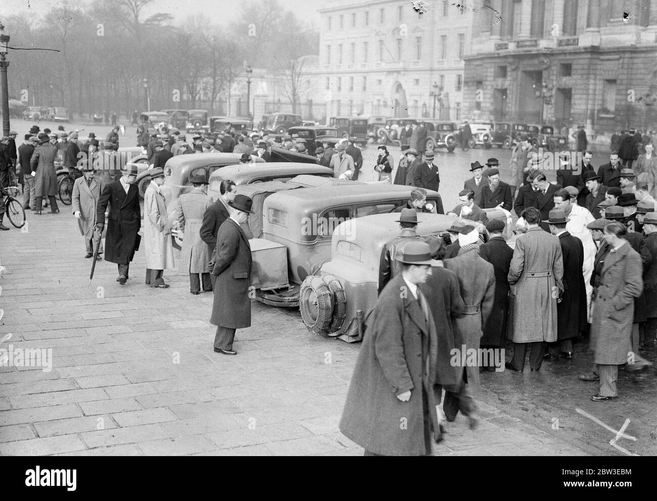 Concurrents à Monte Carlo Rally enregistrement à Paris Control station . 22 janvier 1935 Banque D'Images