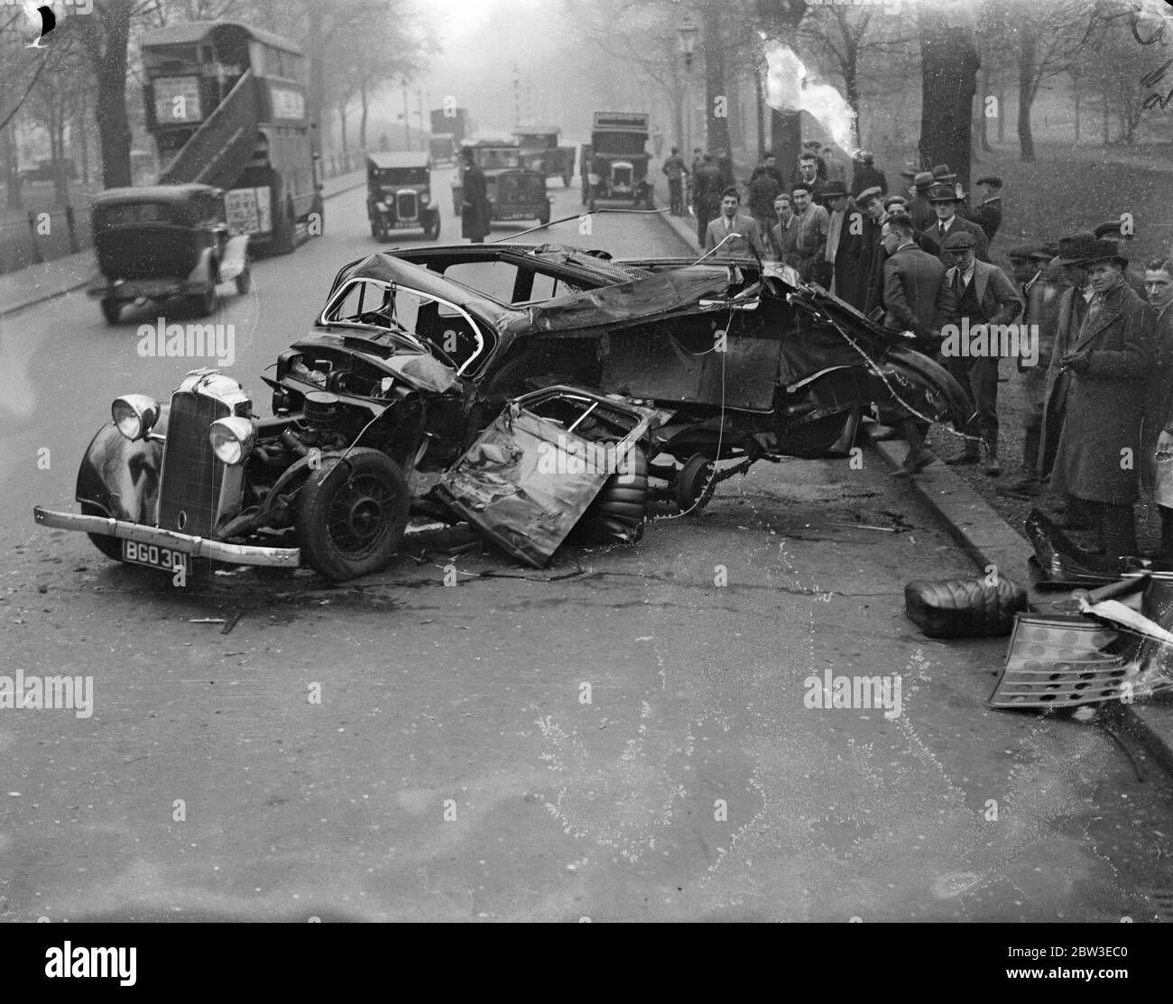 La voiture s'écrase dans les arbres à Tooting . 30 novembre 1934 Banque D'Images