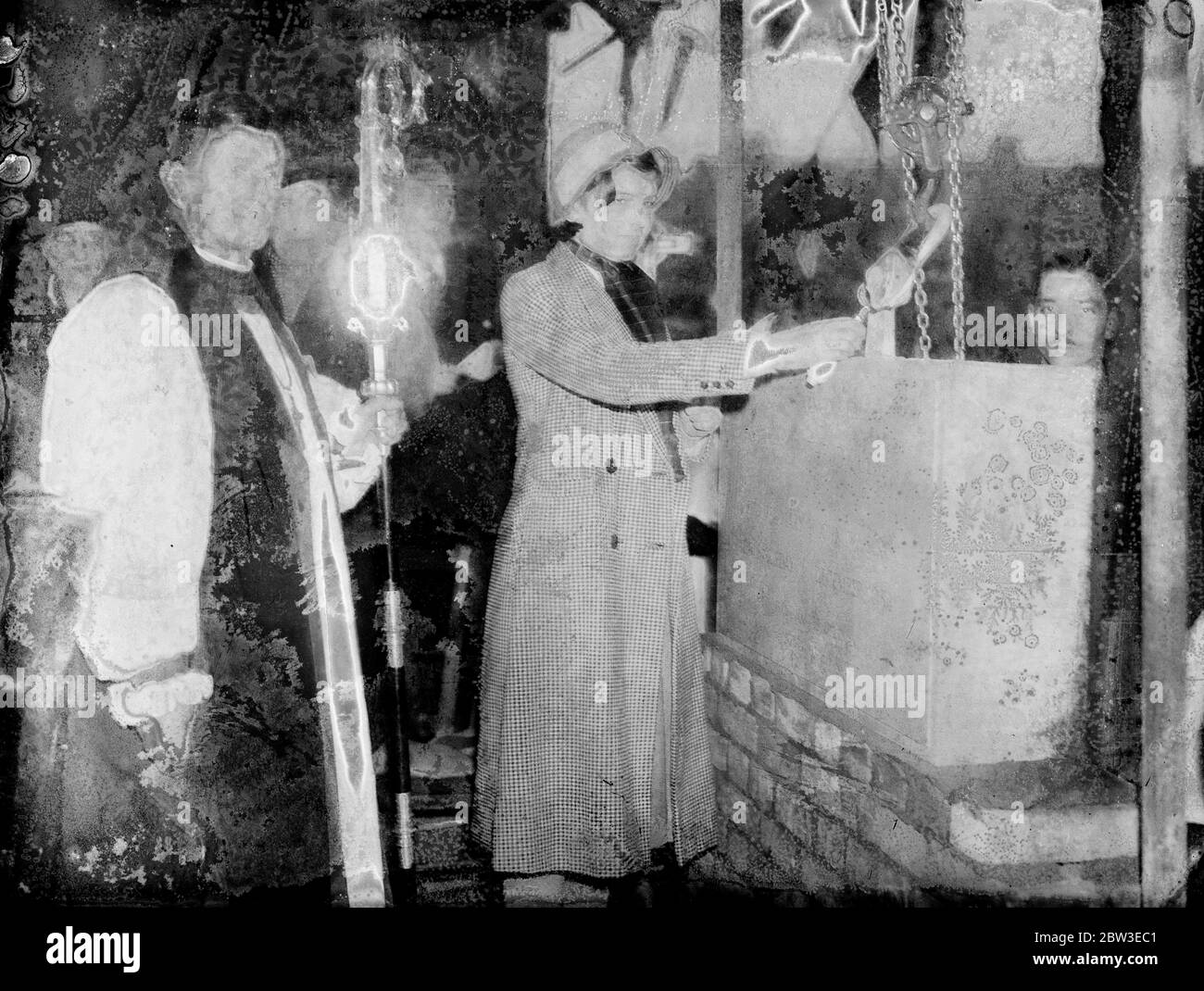 Mgr ' s , fille pose la pierre de fondation à la nouvelle église Becontree surveillée par les évêques de Chelmsford . 1er décembre 1934 Banque D'Images