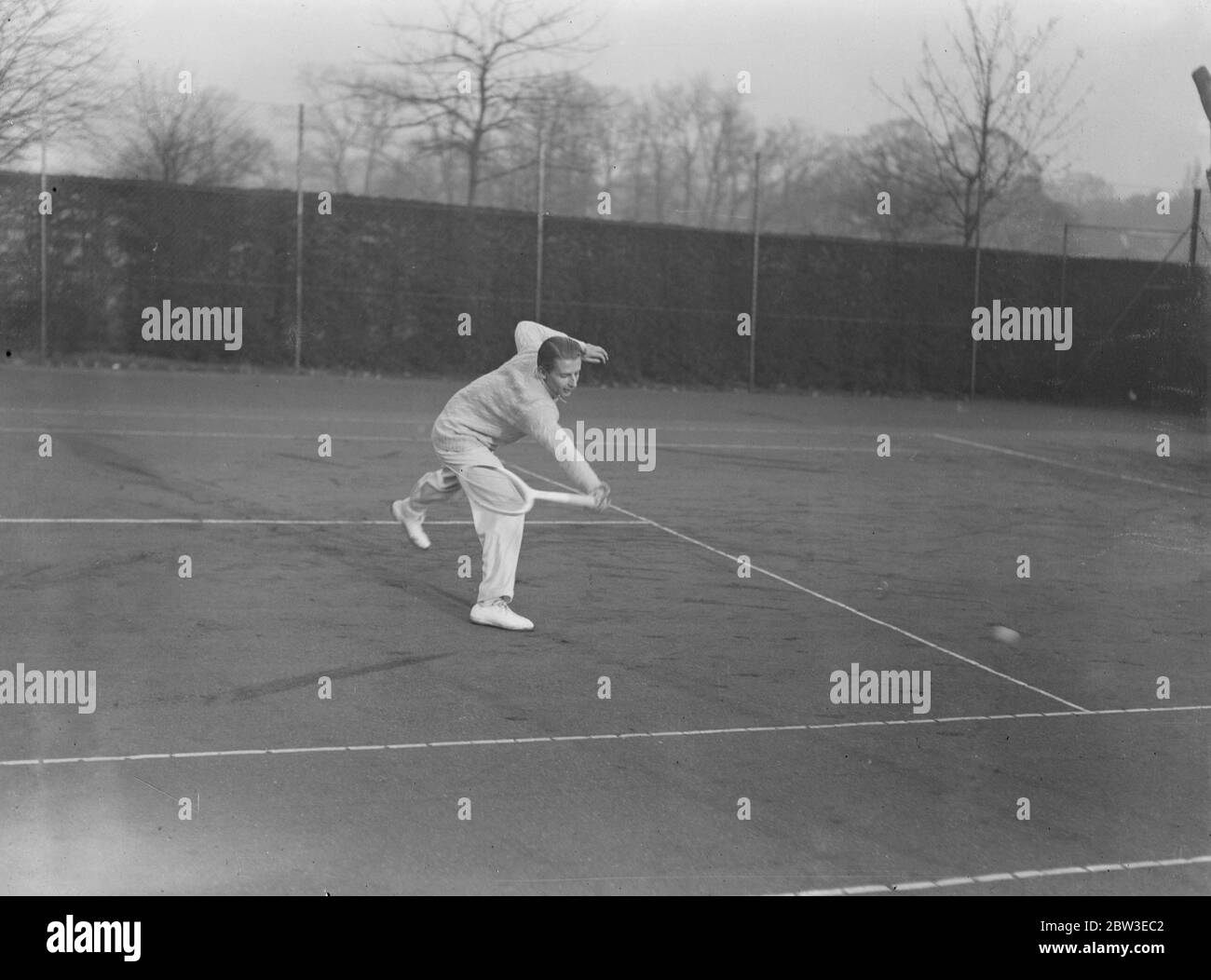 Bunny Austin pratique les matchs de la coupe Davis à Wimbledon . 8 février 1935 Banque D'Images