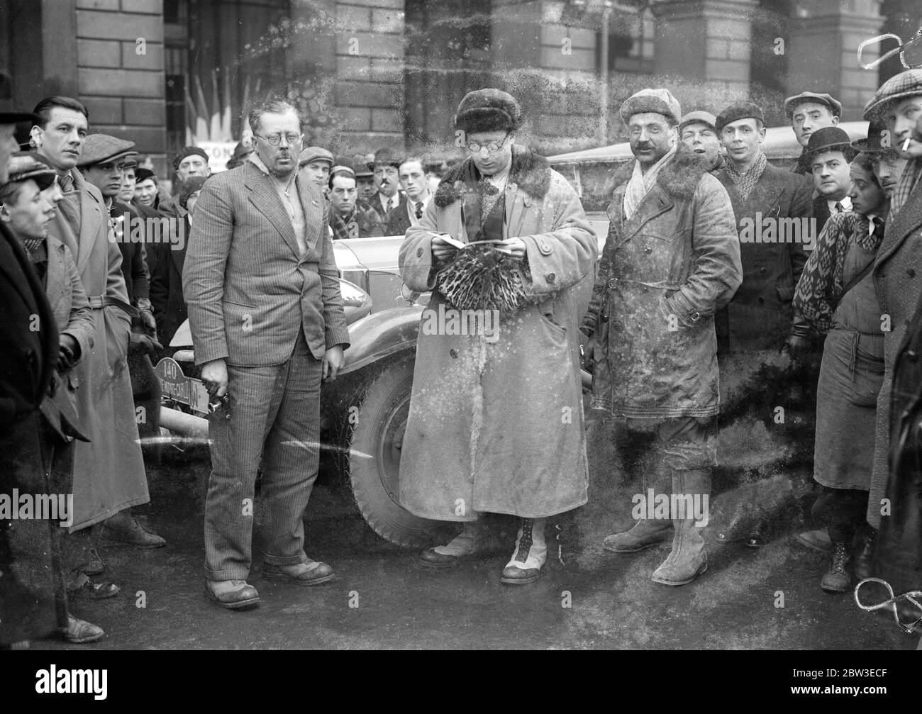 Robe arctique pour les concurrents de Monte Carlo Rally . Le comte Lubienski s'enregistre à Paris . 22 janvier 1935 Banque D'Images