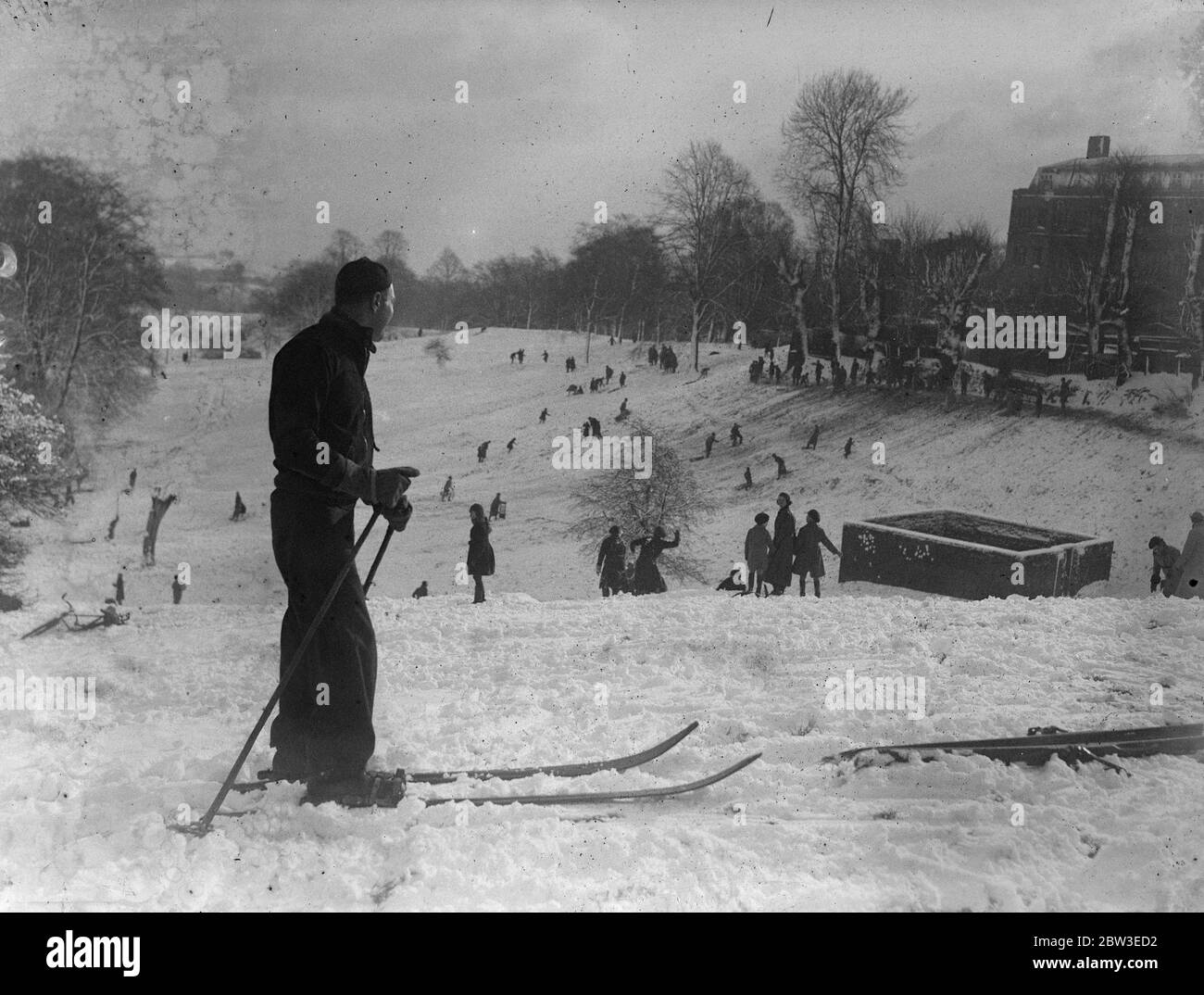 Un skieur s'arrête un instant sur la colline du Parlement , Londres . . 27 janvier 1935 Banque D'Images