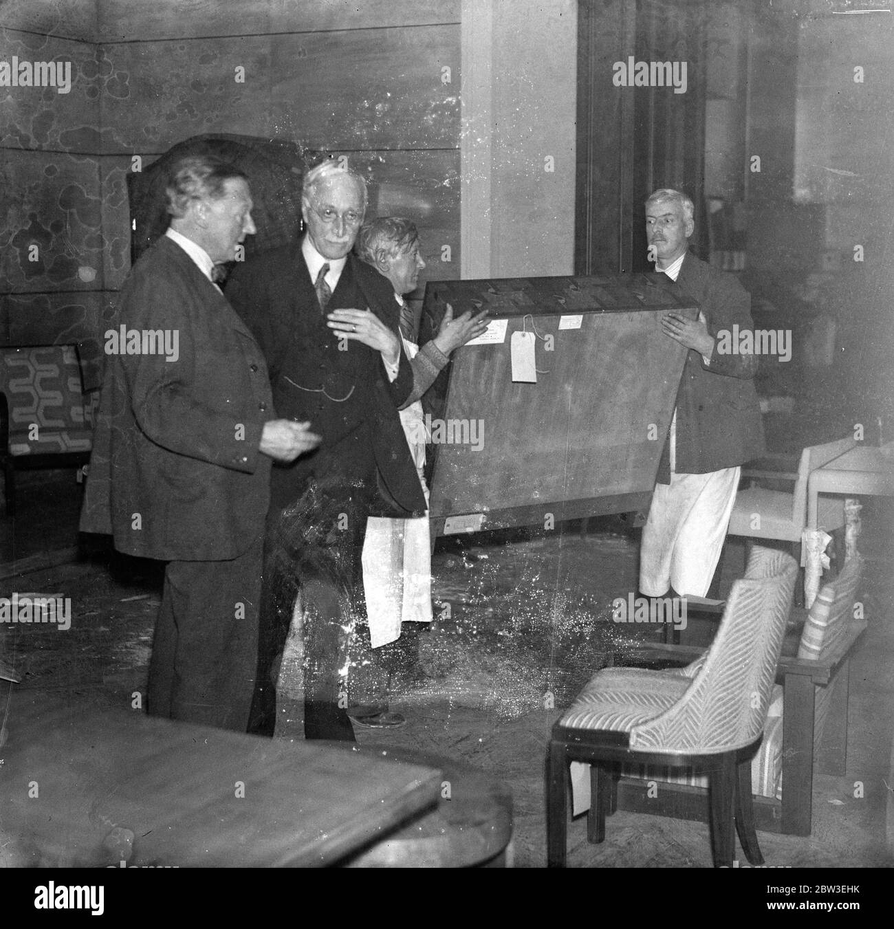 Sir William Llewellyn dirige des ouvriers à l'exposition de British Art in Industry à Burlington House , Londres . 29 décembre 1934 Banque D'Images