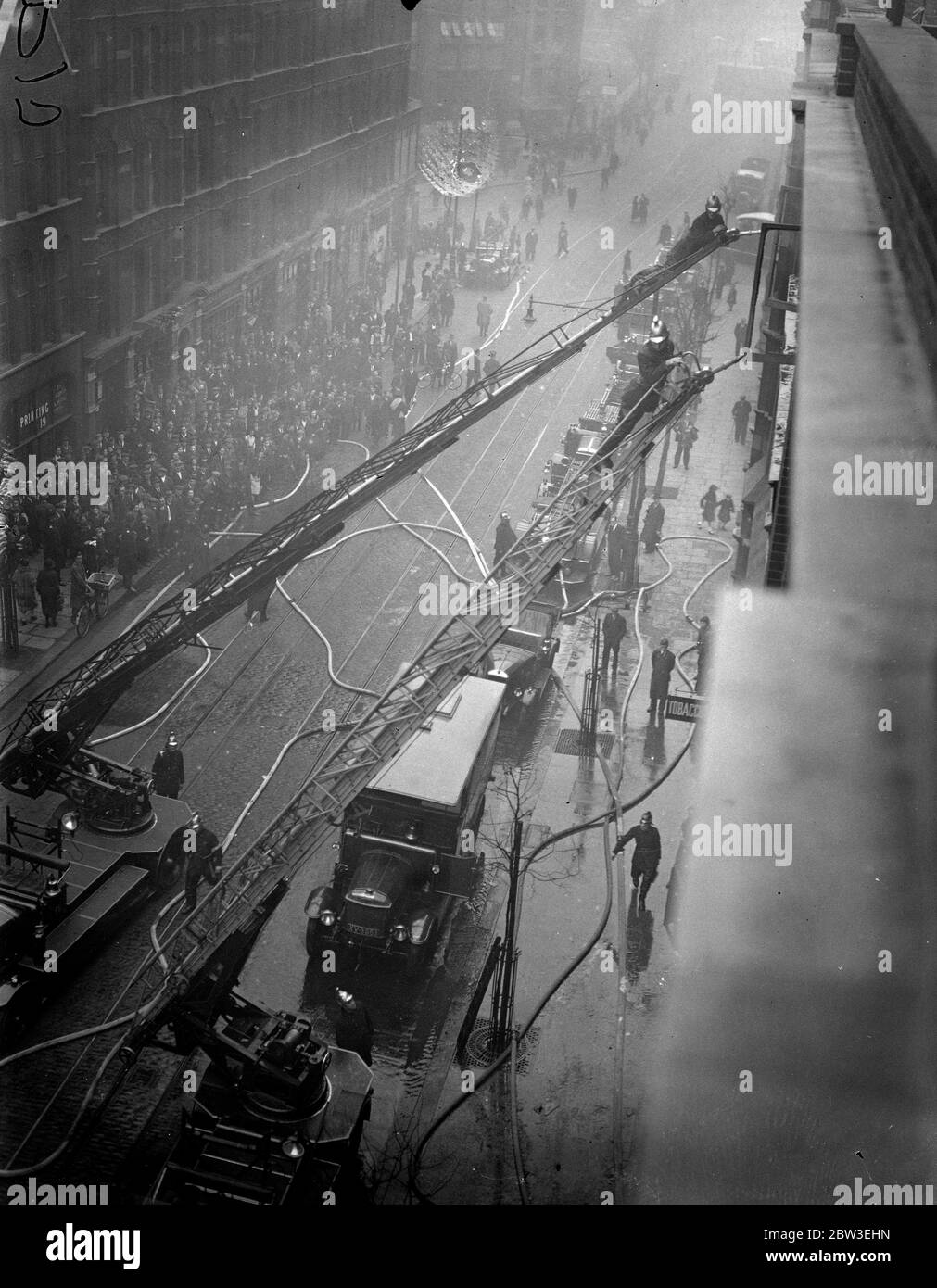 La brigade des pompiers assiste au grand feu de Rosebery Avenue , Londres , aux œuvres d'Artisco , les sculpteurs du modèle . 3 décembre 1934 Banque D'Images