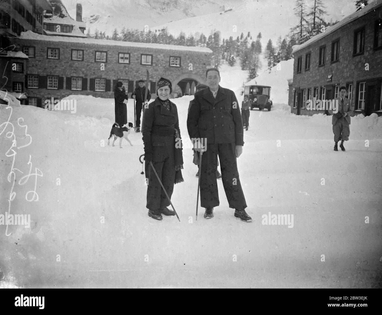 Le diplomate roumain , M. Nicolae Titulescu avec sa femme à St Moritz , Suisse . 30 décembre 1934 Banque D'Images