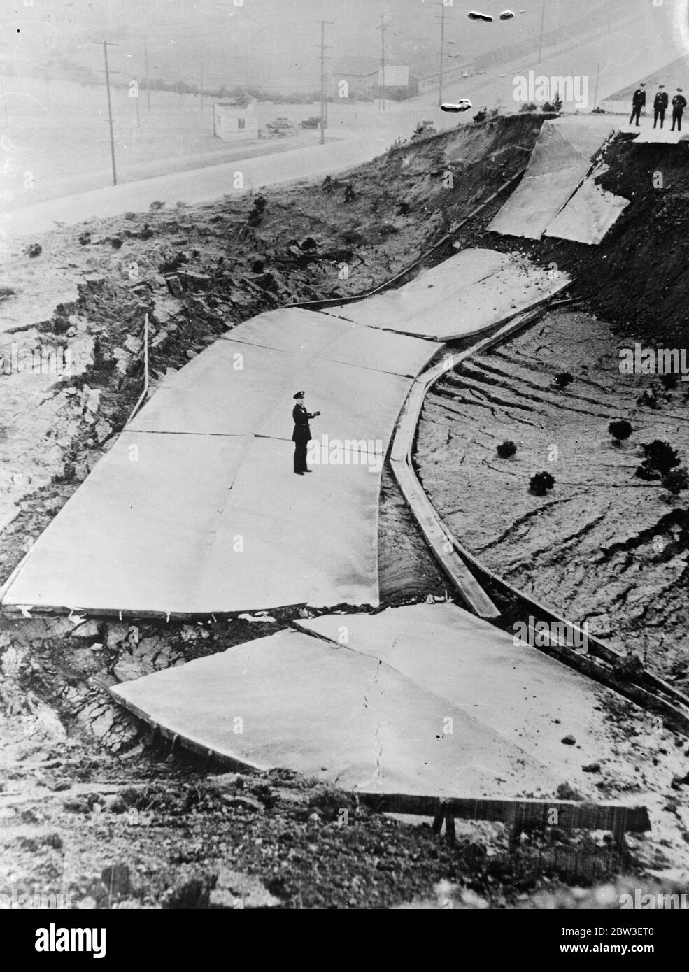 San Francisco landslide met en péril le Collège des femmes . Routes déchirées . Énormes dalles de la chaussée déchirée et tordue cassée par le glissement de terrain à San Francisco . 5 janvier 1936 Banque D'Images