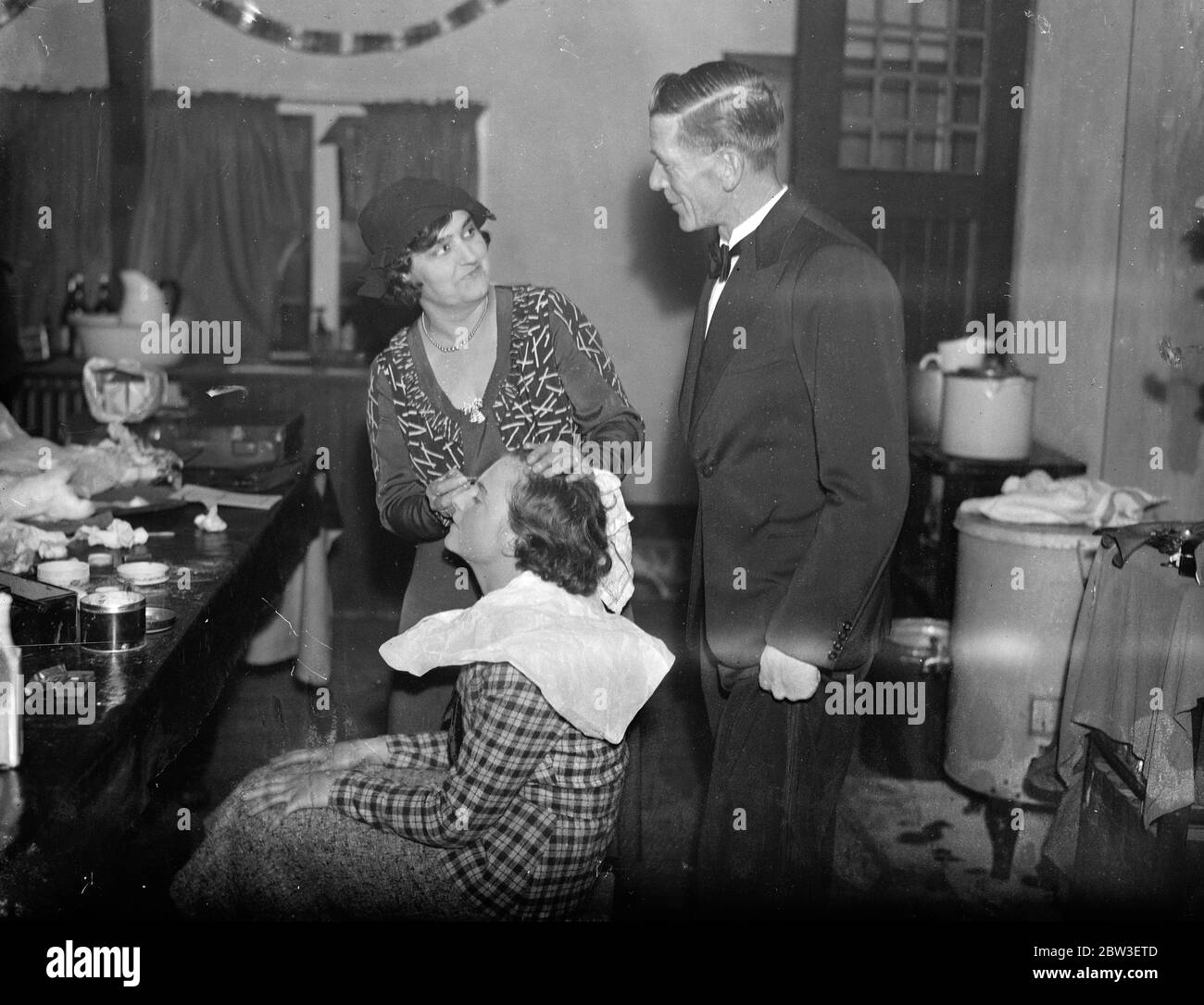 Amersham responsable du logement seulement membre masculin du Club des femmes . M. John T Lloyd discutant avec des femmes membres de la société dramatique amateur Ballinger . 5 janvier 1936 Banque D'Images