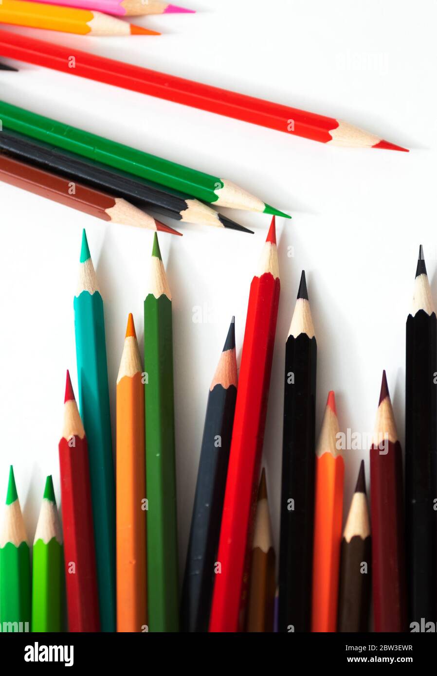 De nombreux crayons de couleur différents pour les enfants sont rassemblés. Banque D'Images