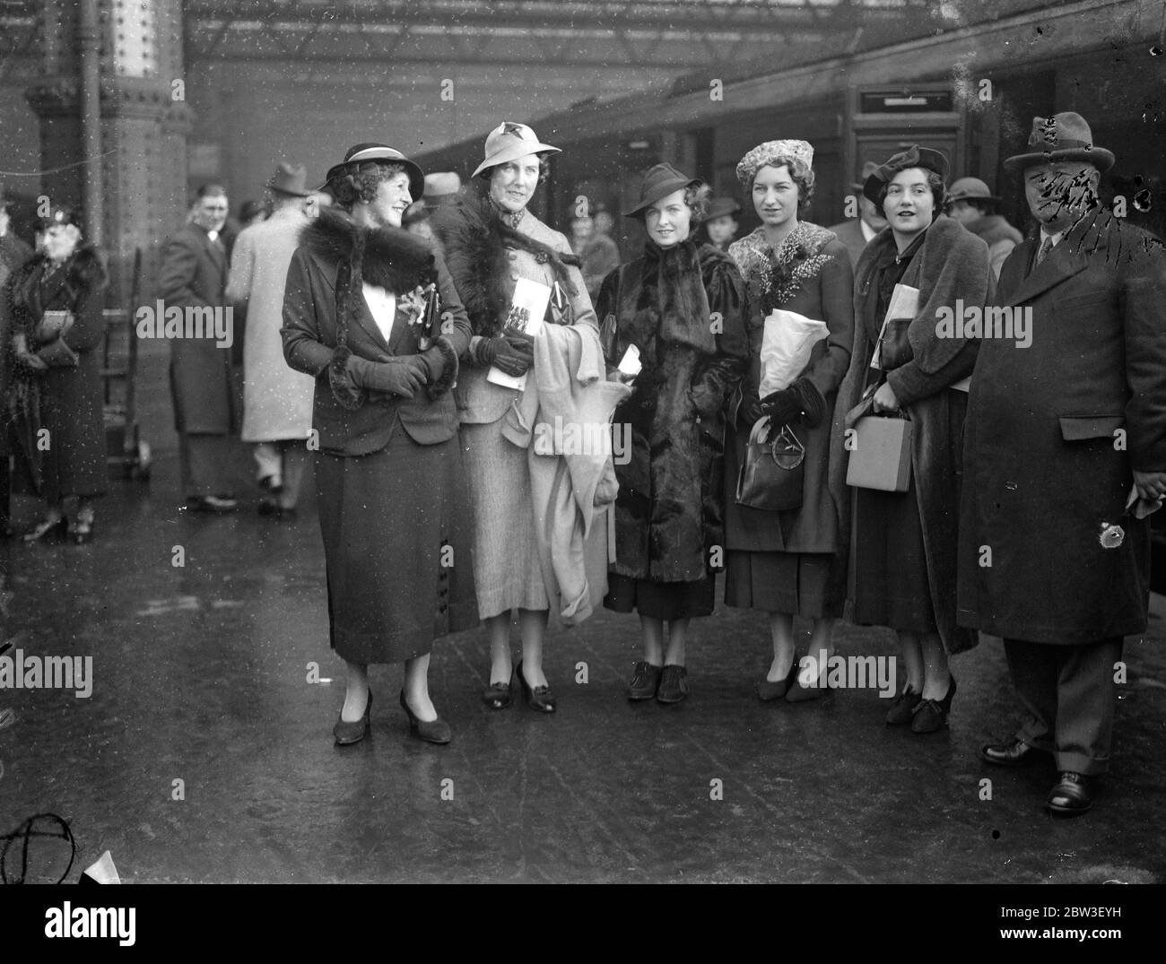 L'équipe de tennis des femmes britanniques part pour l'Afrique du Sud . De gauche à droite - Mme King , Mlle Evelyn Dearman , Mlle Frede James , Mlle Mary Hardwick , Mlle Peggy Scriven , et M. J H King ( capitaine ) au départ de Waterloo , Londres . 27 décembre 1935 Banque D'Images L'équipe de tennis des femmes britanniques part pour l'Afrique du Sud . De gauche à droite - Mme King , Mlle Evelyn Dearman , Mlle Frede James , Mlle Mary Hardwick , Mlle Peggy Scriven , et M. J H King ( capitaine ) au départ de Waterloo , Londres . 27 décembre 1935 Banque D'Images