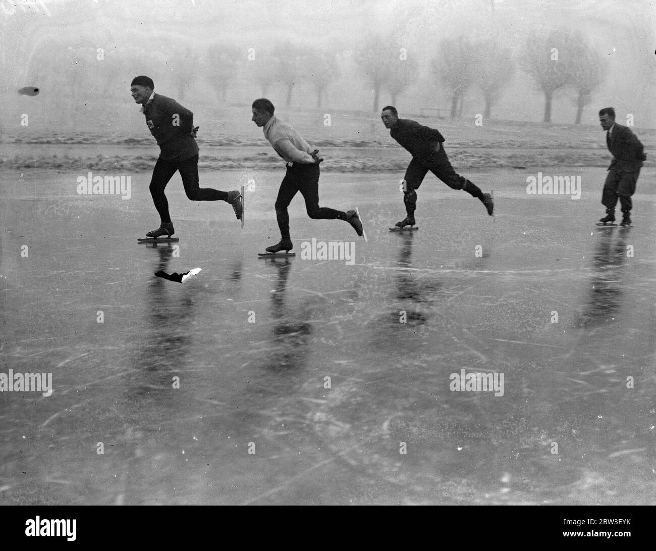 Les exportations affluent vers le paradis des patineurs à Cowbit Wash . Dix miles de glace parfaite a fait un paradis de skateurs de Cowbit Wash dans Lincolnshire . Beaucoup de patineurs célèbres profitent des conditions idéales . Photos , trois experts sur la glace à Cowbit Wash , de gauche à droite , L Redburn , le vétéran de 56 ans , Bob Smith et Bert Slater . 21 août 1935 Banque D'Images