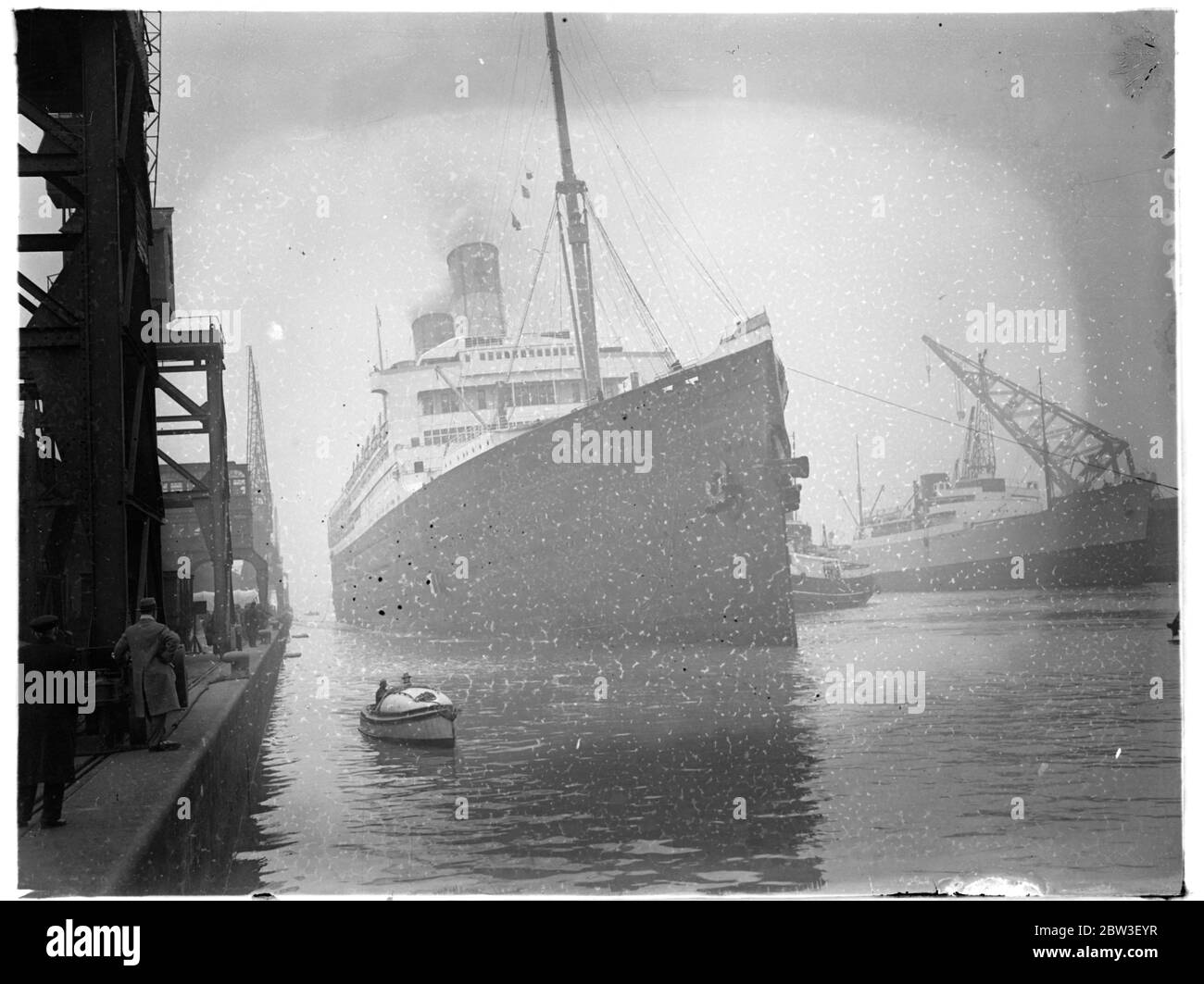 Majestueux arrivant à Southampton , ses jours numérotés après un renversement dans une décision dans laquelle elle prendra maintenant la place de la Berengaria d'être retirée par la Cunard White Star Line dans 2 mois. 12 décembre 1935 Banque D'Images