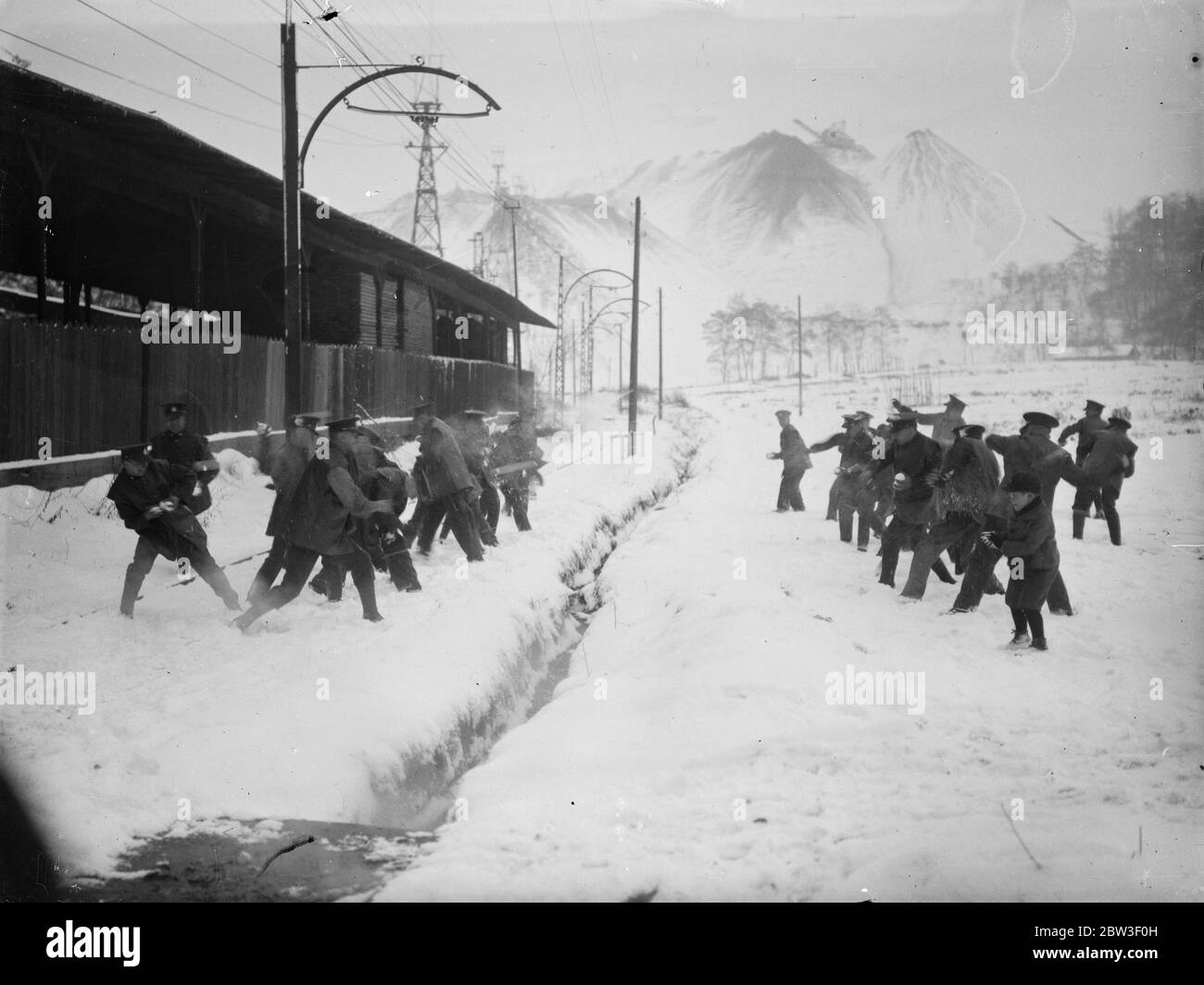 Le plébiscite Saar . Soldat britannique dans le Saar profitant de la neige combats pendant les périodes de repos de la surveillance des bureaux de vote . 13 janvier 1935 Banque D'Images