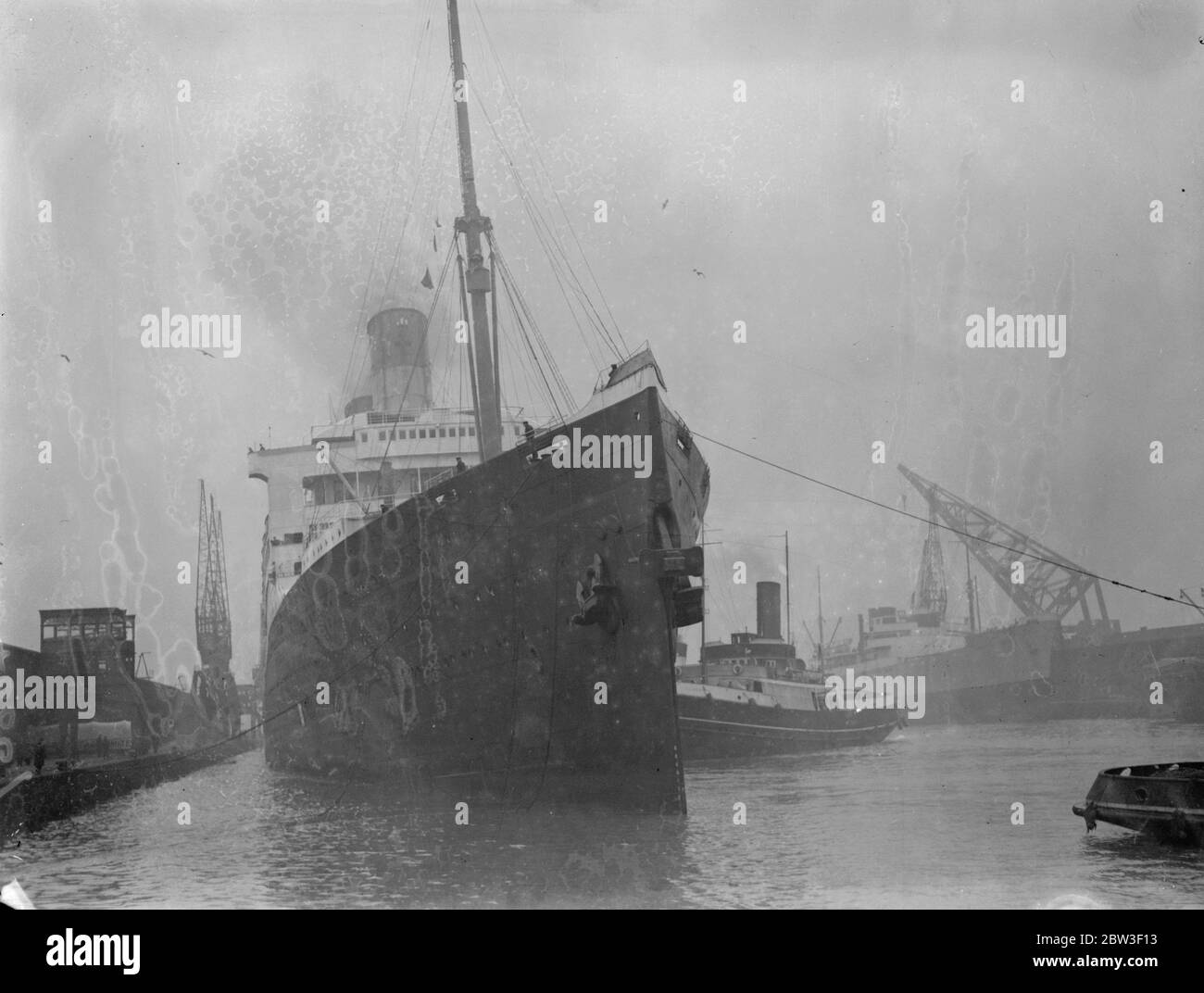 Majestueux arrivant à Southampton , ses jours numérotés après un renversement dans une décision dans laquelle elle prendra maintenant la place de la Berengaria d'être retirée par la Cunard White Star Line dans 2 mois. 12 décembre 1935 Banque D'Images
