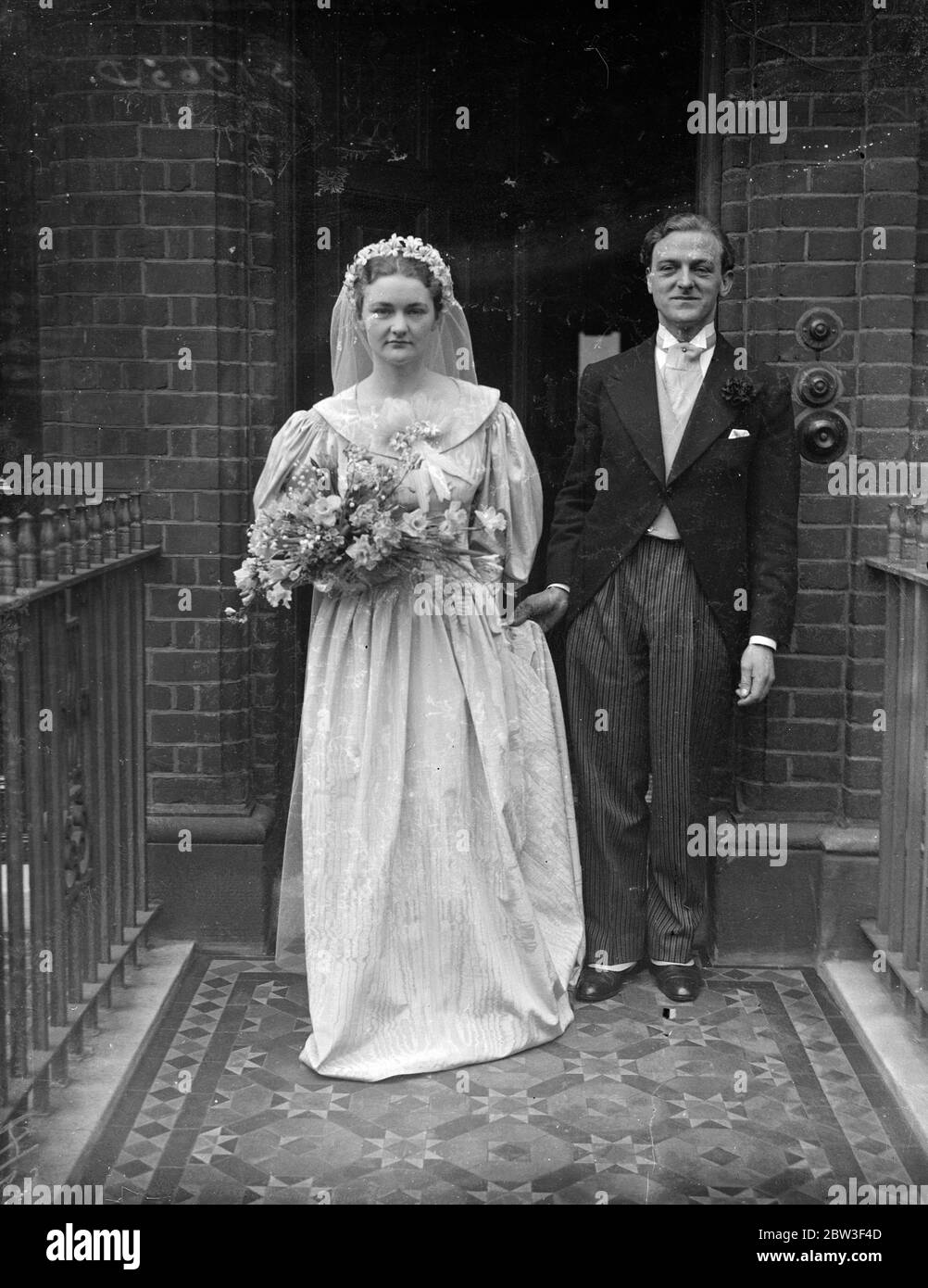Le mariage de Mlle Mary Casson , actrice fille de Dame Sybil Thorndike et  de M. Lewis Casson , à M. William Bevlin , le jeune acteur shakespearien ,  a eu lieu