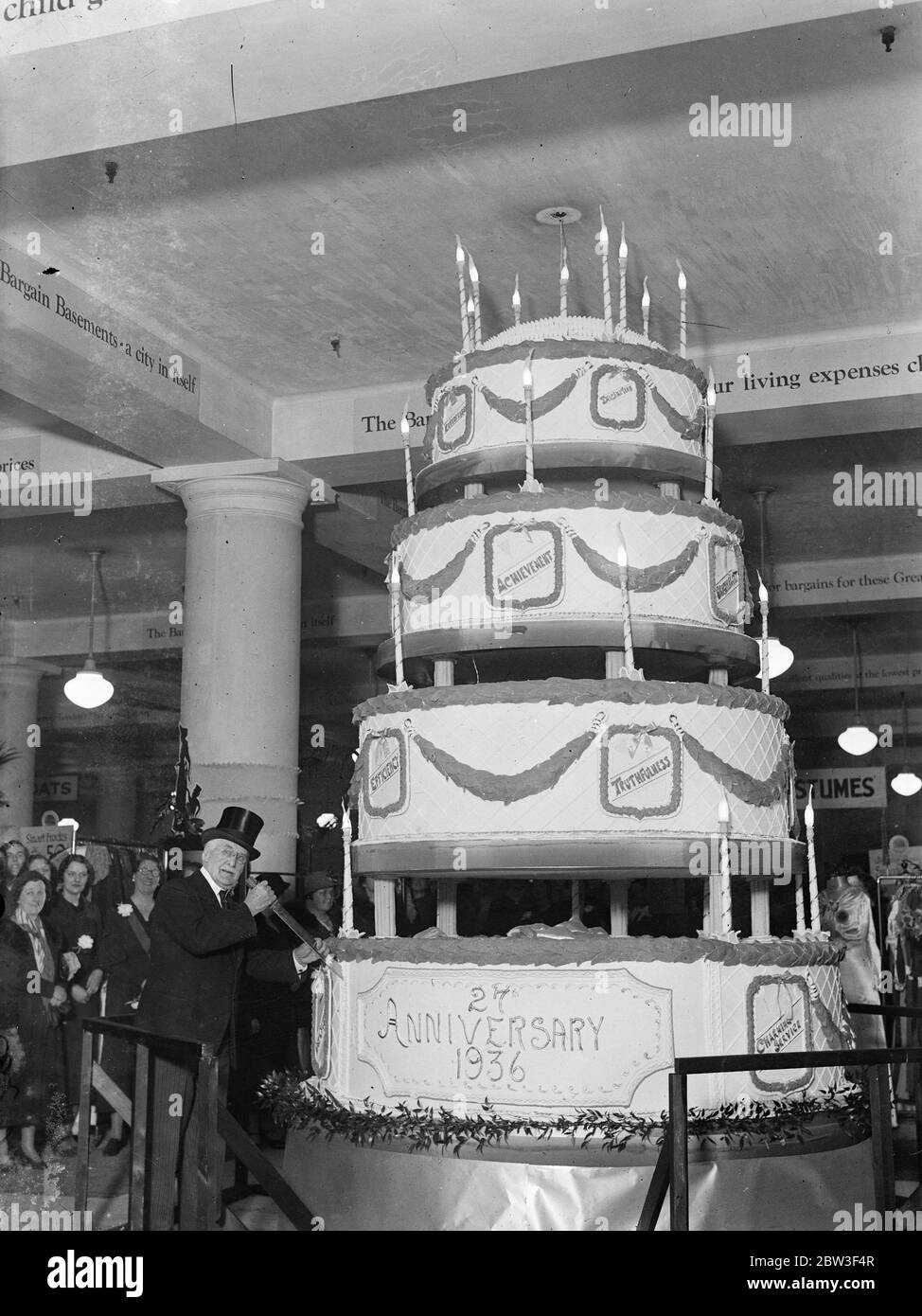M Gordon Selfridge Gateau D Anniversaire Au Magasin S 27 Anniversaire Celebration M Gordon Selfridge A Coupe Un Gateau D Anniversaire De 16 Pieds En Relation Avec Les Celebrations D Anniversaire De 27
