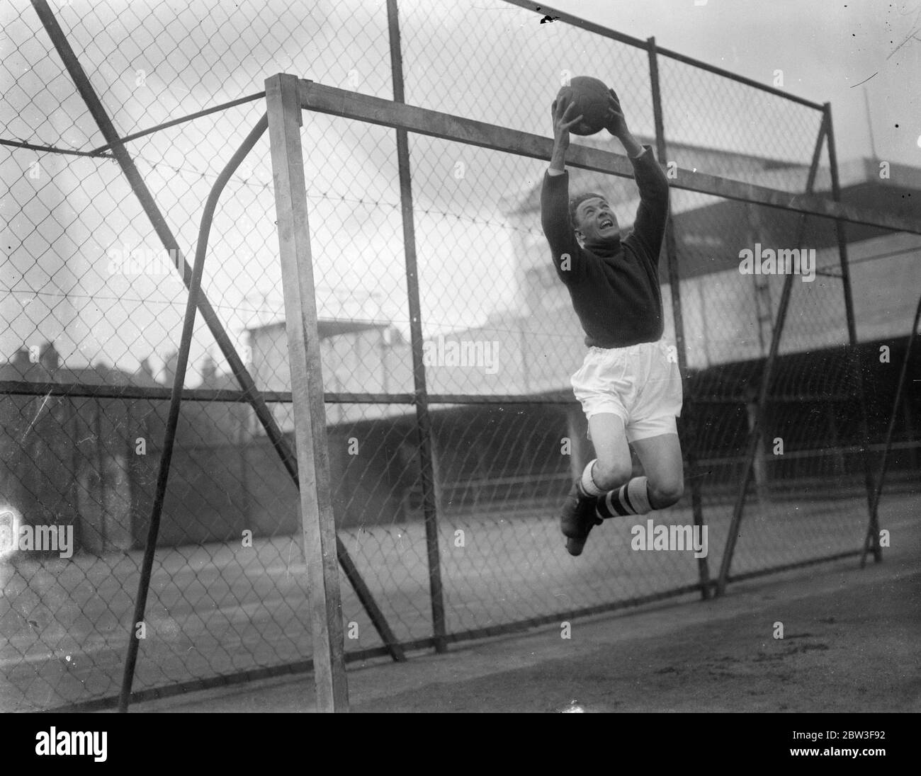Gardien de but irlandais d'Arsenal en action à Highbury . Gerald Matier , gardien de but irlandais , frim le club de la Coleraine ( ligue irlandaise ) , est arrivé au Highbury Ground . Il doit avoir un mois d'essai avec l'équipe d'Arsenal . Photos , Gerald Matier en action pendant l'entraînement à Arsenal 's Highbury Ground . 6 mars 1936 Banque D'Images
