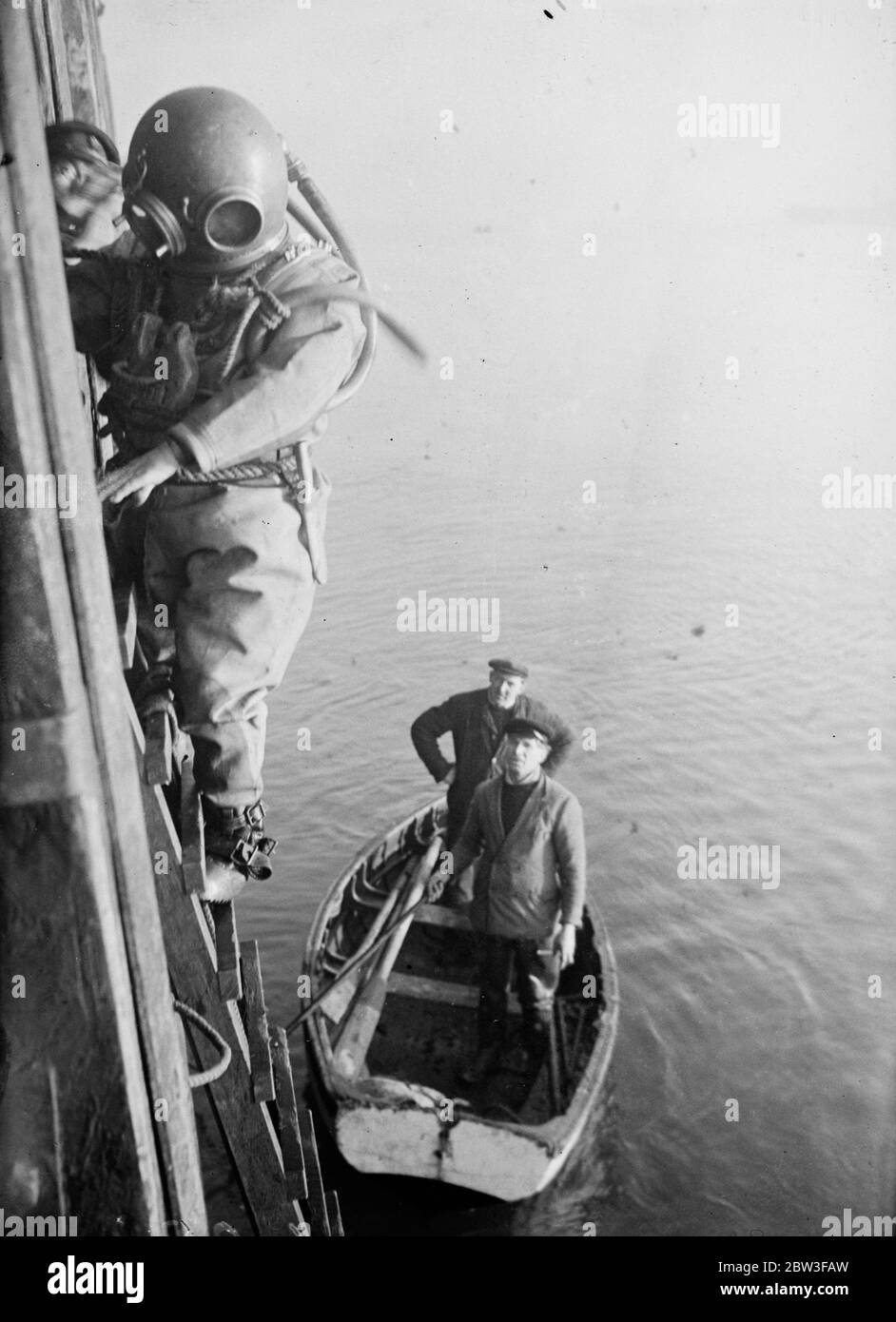Plongée sous Southend Pier pour réparer les pieux . 19 janvier 1935 Banque D'Images