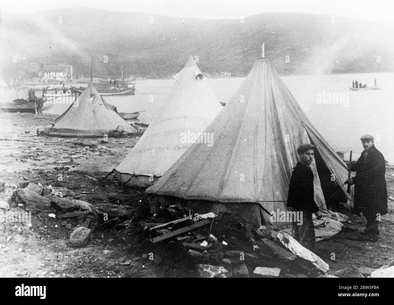 50 tremblements de terre en 24 heures . Beaucoup meurent et des milliers de personnes sont laissées proies de la faim et de la maladie alors que la terre tremble encore . Certaines des centaines de tentes qui ont été érigées pour les personnes rendues sans abri par les tremblements de terre de Marmora . 20 janvier 1935 Banque D'Images