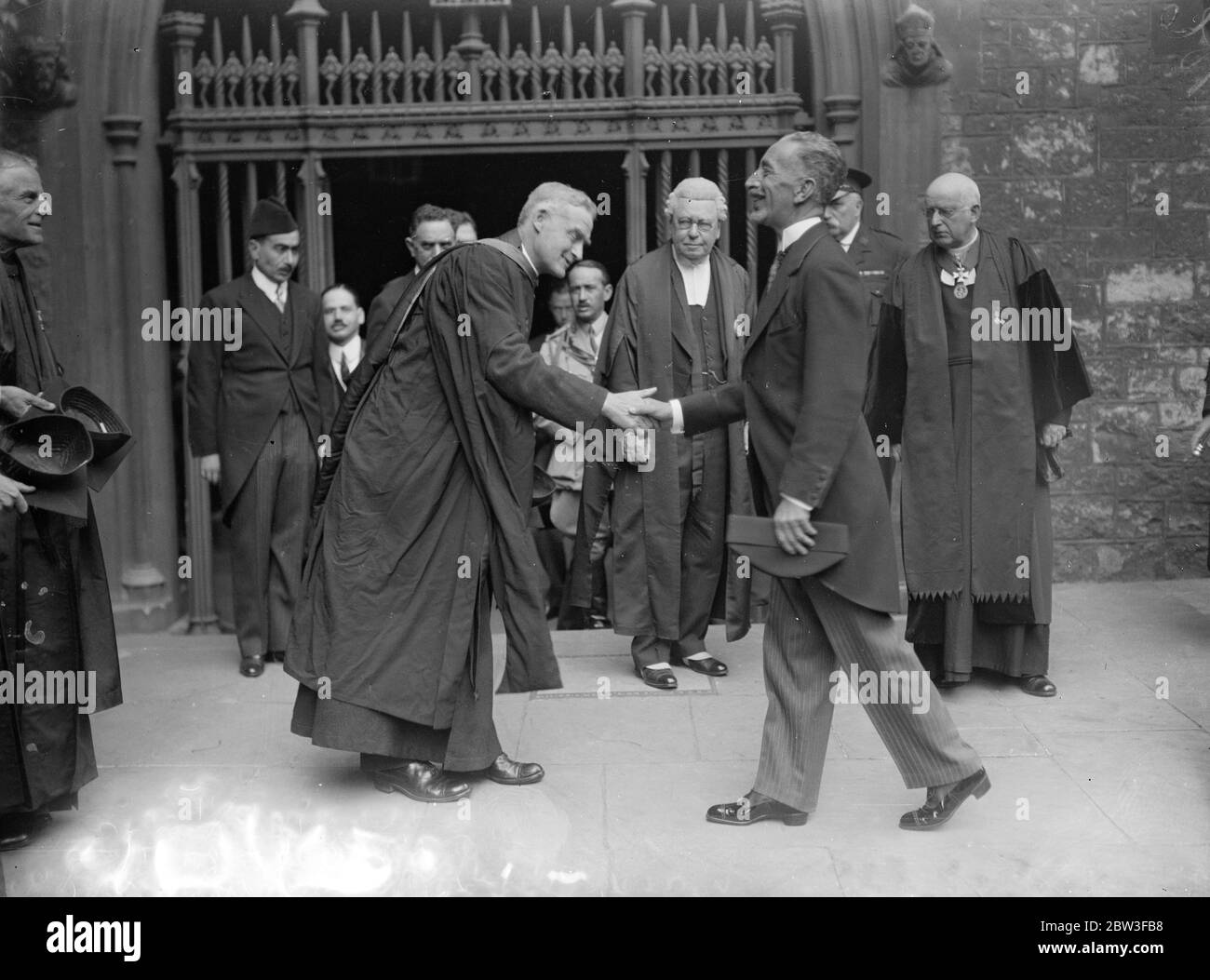 Le roi et le prince de Galles accueillent le roi Feisal lors de sa première visite d'État . Le Roi et le Prince de Galles étaient à Victoria Station , Londres , pour accueillir le Roi Feisal d'Irak lors de sa première visite d'État en Angleterre . Un garde d'honneur du 2e Bataillon Grenadier Guards , avec la couleur du roi et la bande du régiment , ont été montés à la gare Victoria , et les rues le long de la route vers le Palais de Buckingham ont été bordées de troupes . Le duc de York avait accompagné le roi Feisal de Douvres . Photos montre le Roi Feisal réunion ? 20 juin 1933 30, 30, 30, 30, 30, 30, 30, 30, 30, 30 Banque D'Images