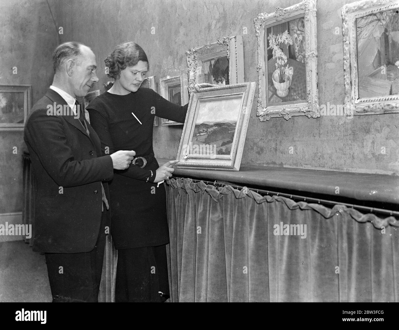 Exposition d'artistes russes à la Bond Street Gallery . Mme Charles Gerrard , épouse du célèbre artiste , donnant à M. Reginald Tilbrook son avis sur ses photos . 21 janvier 1935 Banque D'Images