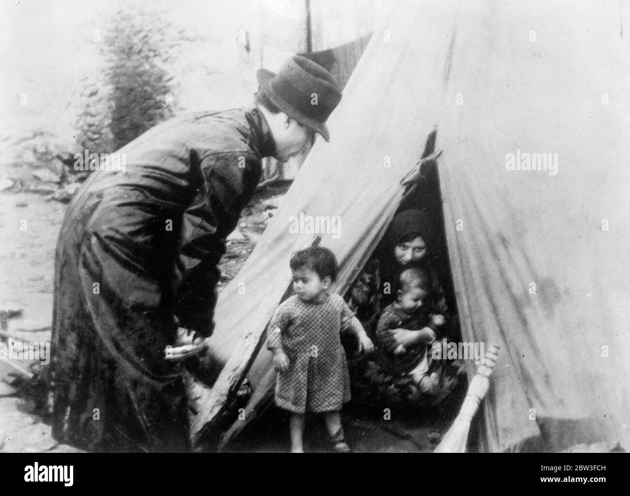 50 tremblements de terre en 24 heures . Beaucoup meurent et des milliers de personnes sont laissées proies de la faim et de la maladie alors que la terre tremble encore . Des centaines de tentes qui ont été érigées pour les personnes rendues sans abri par les tremblements de terre de Marmora . 20 janvier 1935 Banque D'Images