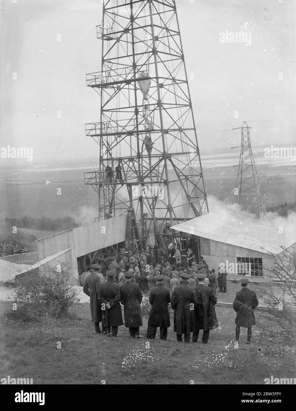 La recherche de l'huile commence dans Hampshire . L'essuyage du secrétaire des Mines commence le tunnel d'essai près de Portsmouth . Une vue générale de la cérémonie comme le premier exercice de test a été commencé . 30 mars 1935 Banque D'Images