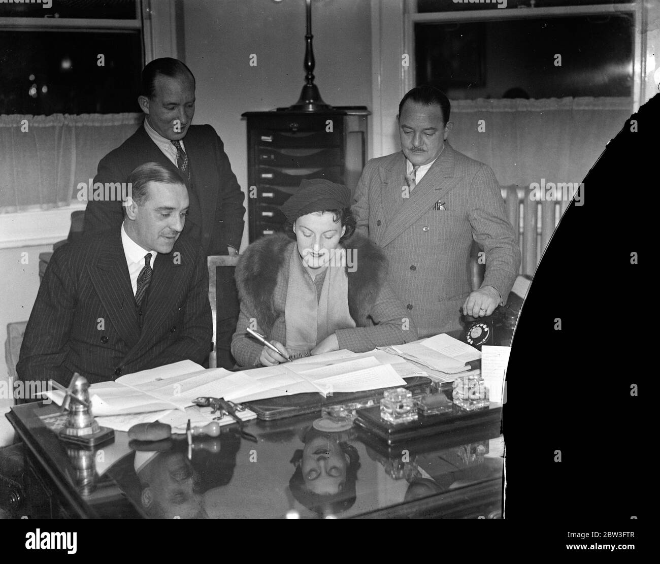 Gracie Fields signe un contrat pour la plus grande somme jamais payée à la star britannique du film . 1er février 1935 Banque D'Images