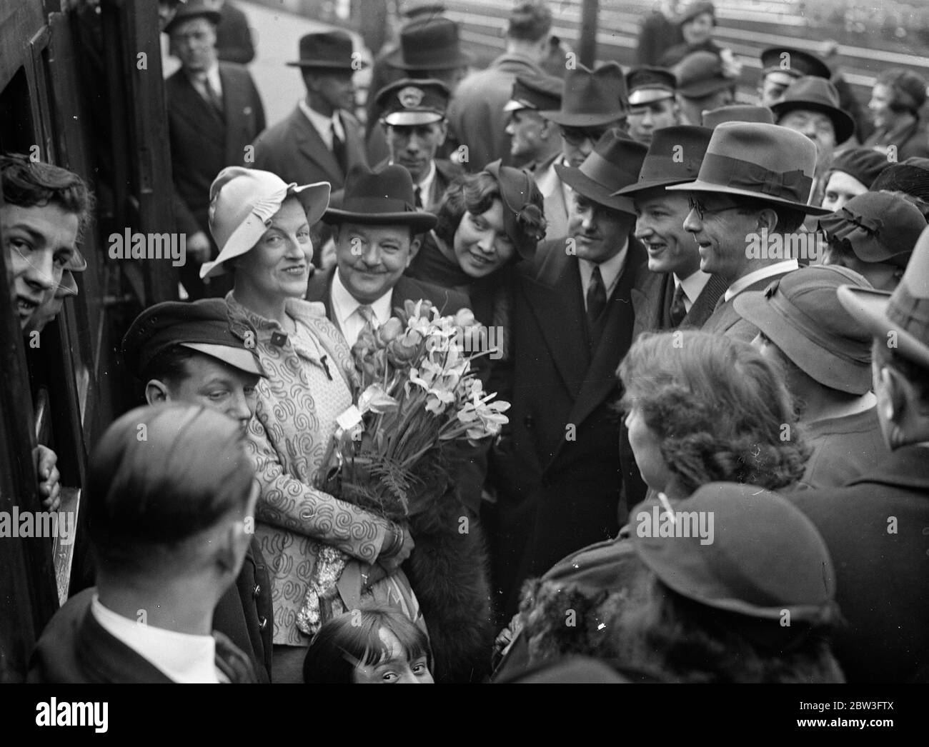 Surpeuplés. Gracie Fields de retour à Londres . Gracie Fields a été attrapé par une foule d'admirateurs à son arrivée à Waterloo . 30 mars 1935 Banque D'Images