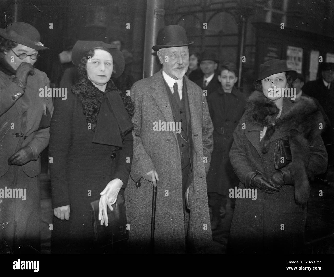 Sir James Heath épouse au bureau d'enregistrement de Londres . 6 février 1935 Banque D'Images