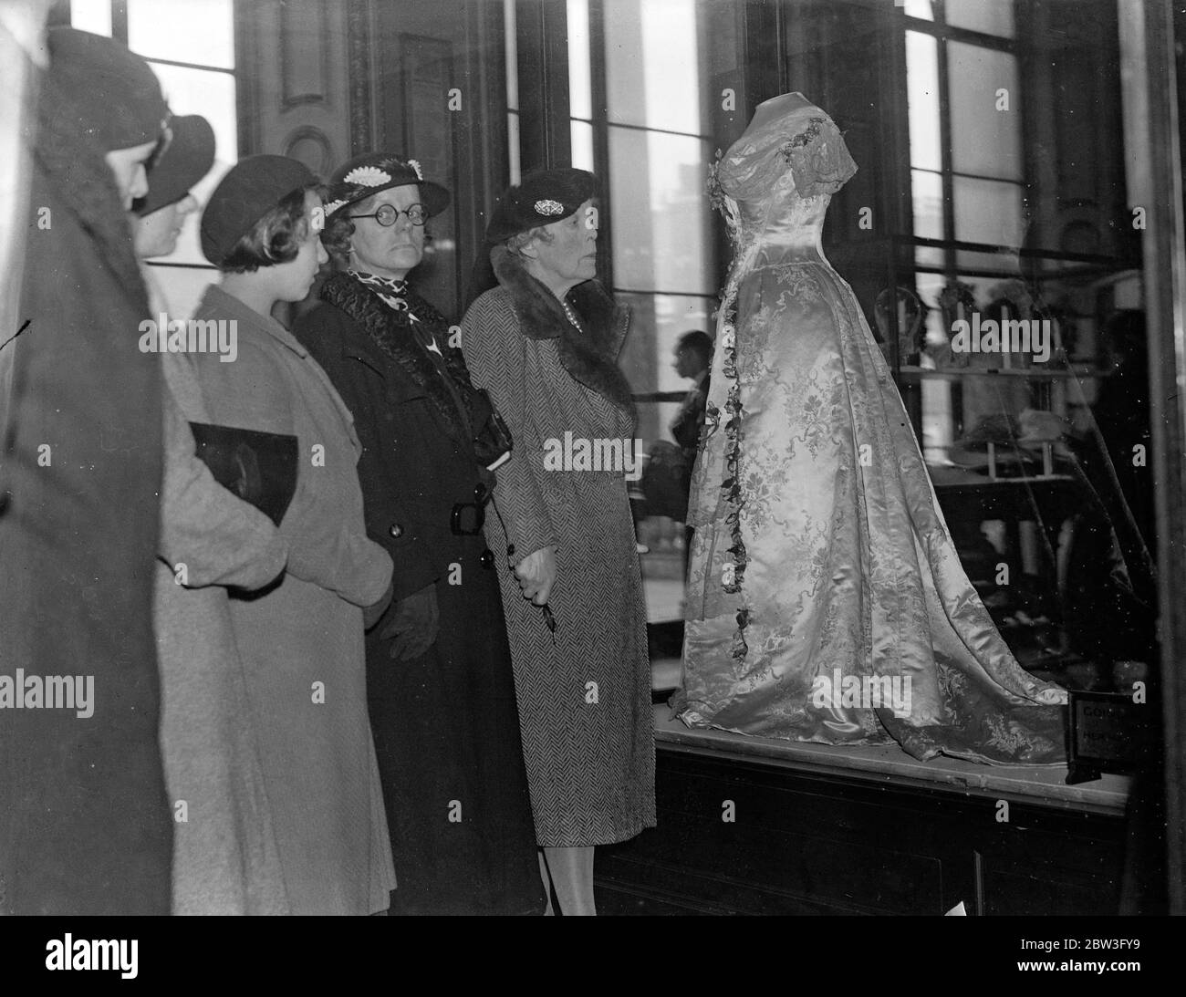Une exposition spéciale de robes de mariée royales peut être organisée pour les célébrations du jubilé . 5 février 1935 Banque D'Images
