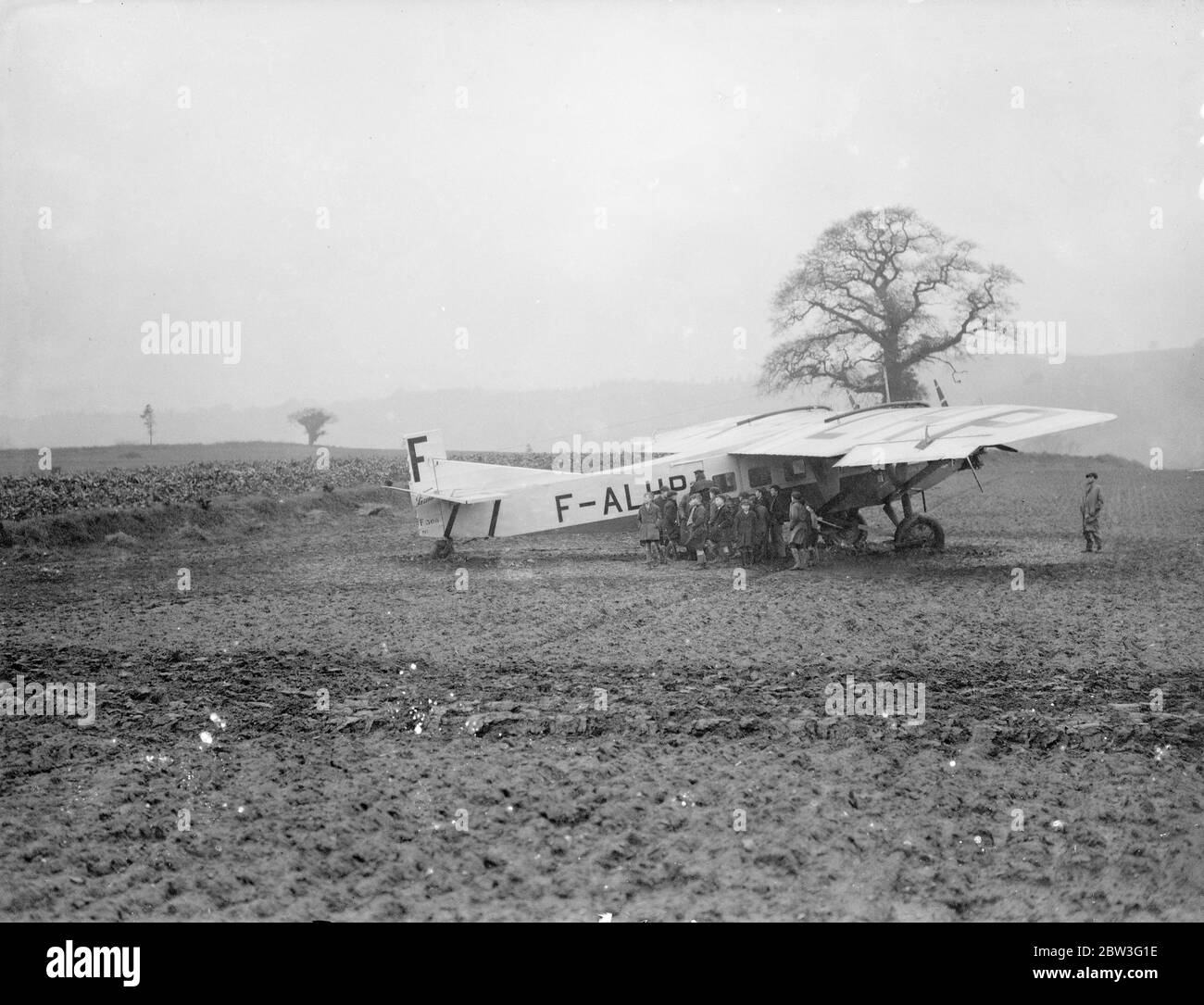 Avion forcé dans le champ labouré par la glace sur les ailes . Manquant d'une haie à pied , un avion de ligne français à trois moteurs a été forcé à Westcott le 6 février 1935 Banque D'Images