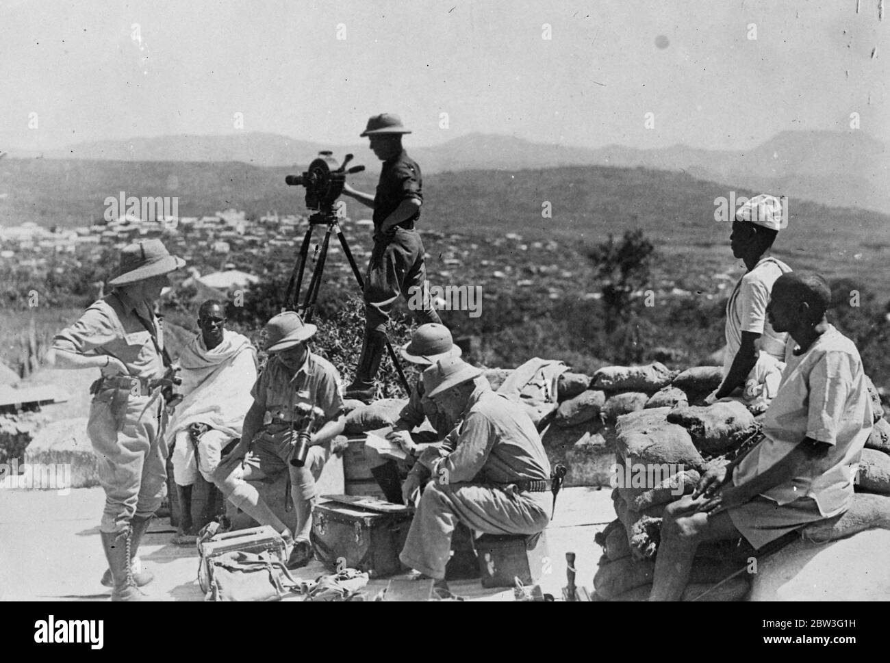 Harar réduit à des ruines flamboyantes par des bombardiers italiens . Une photo prise du toit protégé par des sacs de sable du consulat britannique à Harar, qui fait face à la capitale du Sud. 30 mars 1935 Banque D'Images