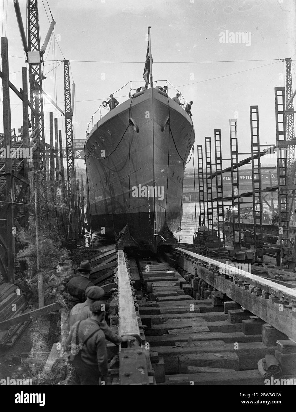 HMS Salamander ( J86 ) , une boucle de mine de la classe Halcyon lancée par Mme Alexander Barclay , fille de Sir Archibald Mitchelson , président de la Comapany aux chantiers de MM. J Samuel White and Company , Limited , Cowes , île de Wight . Photos , HMS Salamander glissant vers le bas les voies à son lancement . 24 mars 1936 Banque D'Images