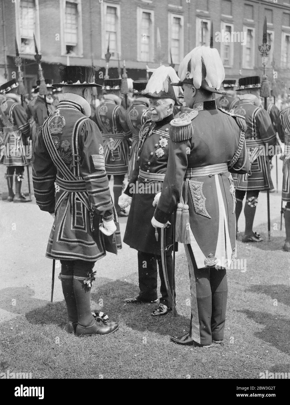 Le duc de Connaught inspecte les Yéomen du Bodyguard du roi , la célébration du 450 anniversaire de la fondation Yeoman . Photos ; le duc de Connaught parle à un des gardiens yédiens . 28 juin 1935 Banque D'Images