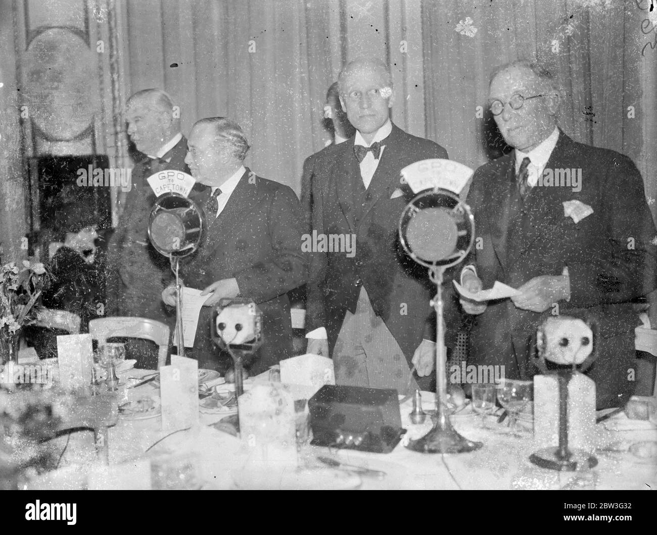 Premier déjeuner téléphonique à la radio entre Londres et l'Afrique du Sud . Sir Kingsley Wood PMG , et Sir Evelyn French . De gauche à droite Sir Kingsley Wood , le ministre des postes , Sir Evelyn Wrench , qui était sous la présidence et le très honorable J H Thomas , au déjeuner . 7 février 1935 Banque D'Images