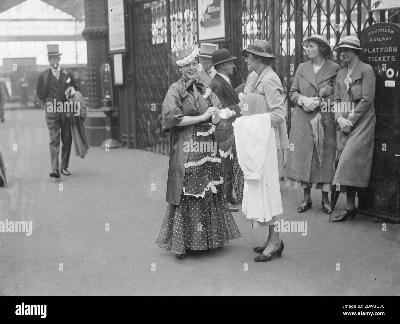 Ascot Gold Cup de jour mode . Mlle Joan Branston dans une mode Ascot attrayante quand elle a quitté la gare de Waterloo pour le jour de la coupe d'or . 20 juin 1935 Banque D'Images