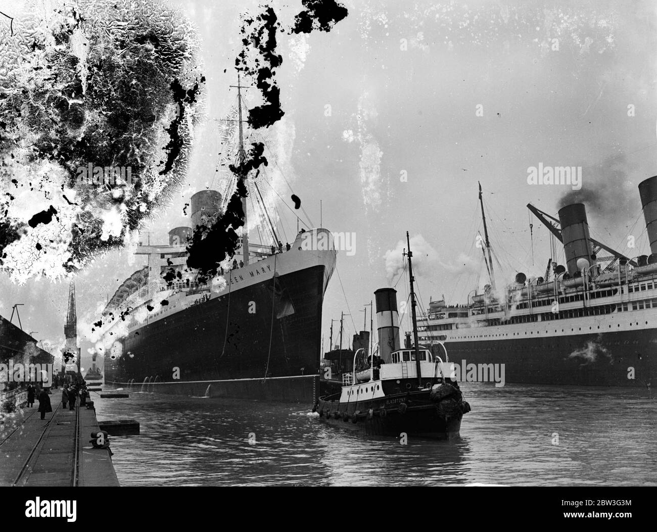 La reine Mary s'est déplacée vers la mer en partant du quai sec de Southampton . Le paquebot géant ' Queen Mary ' a été déplacé du quai de gravure du Roi George V à Southampton , où ses hélices ont été changées et sa coque recouverte de peinture non corrosive , à Ocean Dock , La mer qui va berth elle occupera quand elle entre dans le service de l'Atlantique Nord . Elle quittera Southampton pour ses essais la semaine prochaine . 8 avril 1936 Banque D'Images